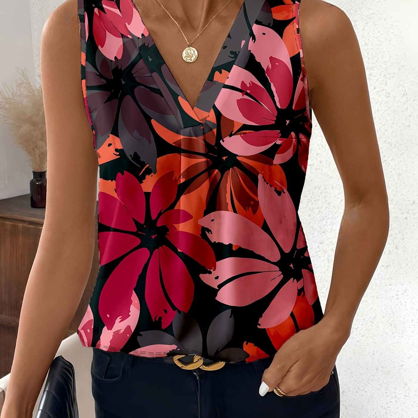 Image of Plus Size, Beautiful Large Red Floral Pattern, Elegant Plus-size Summer Women's Tank Top, Geometric Stretch V-neck Top, Comfortable And -size Women's Tank Top Clothing