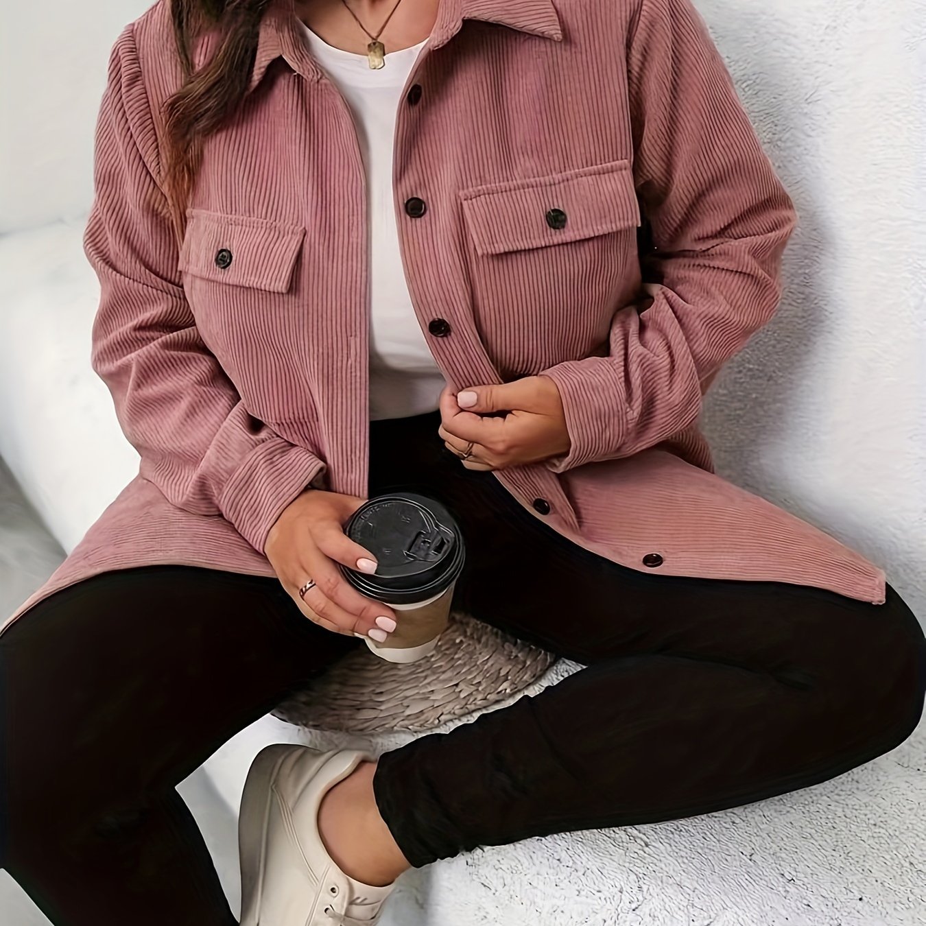 E-shop Plus Size - Plus Size - Lässige Jacke in großen Größen, Damenmode in großen Größen, Cordjacke mit langen Ärmeln, Knopfleiste und Kragen, Tasche