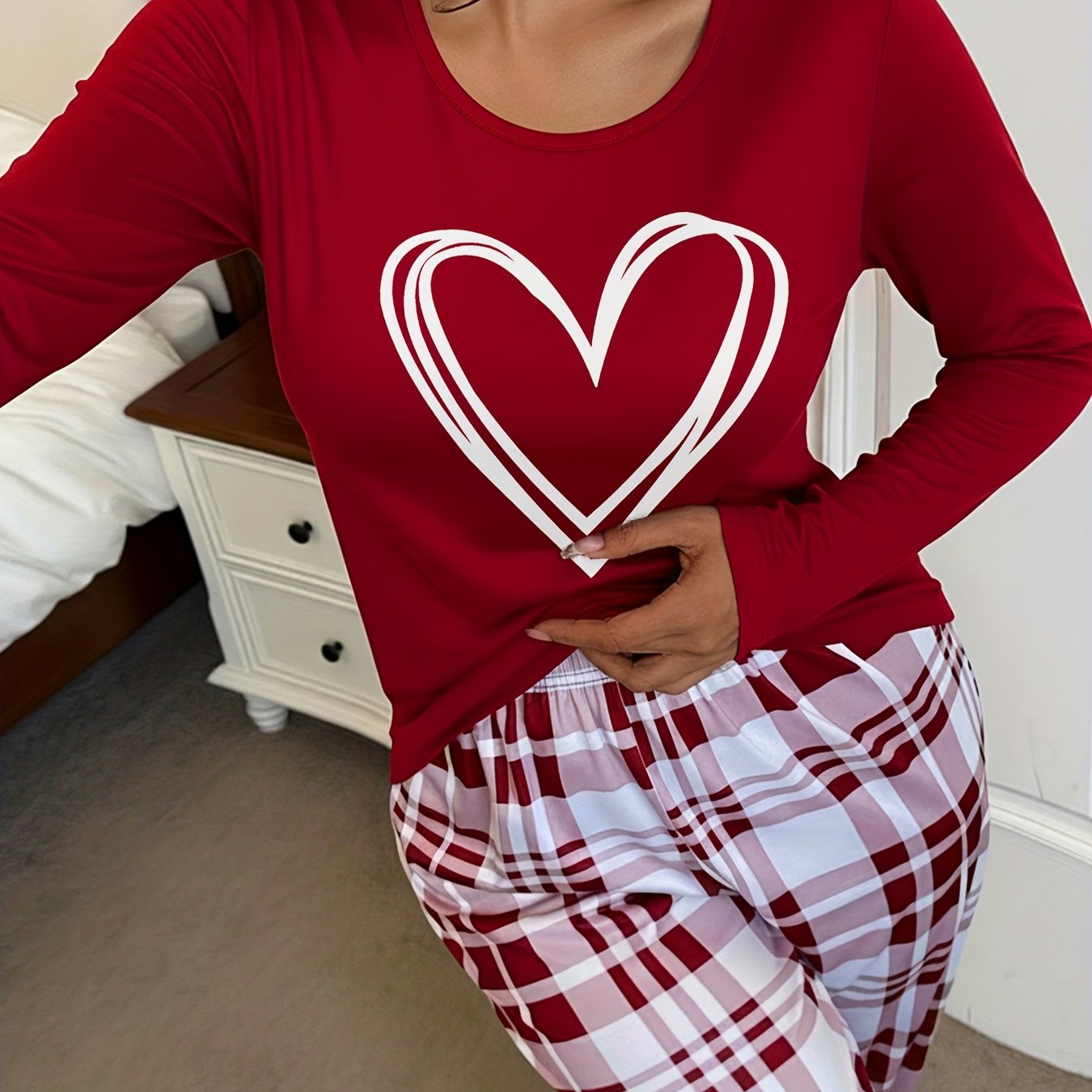 E-shop Damen Winter Pyjama-Set mit rotem Herzprint, Rundhalsausschnitt, Langarm + rot-weiß karierte Hose, 2-teilige Loungewear