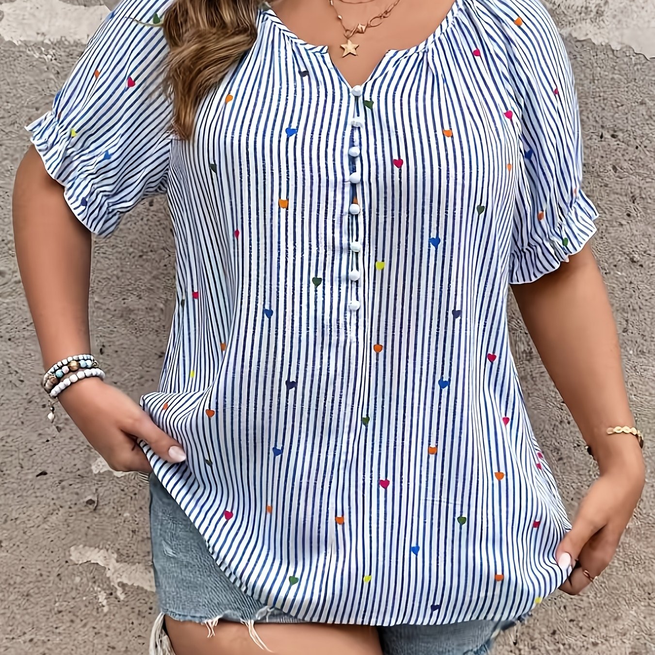 E-shop Plus Size - Plus Size - Plus Size Damen Valentinstag Blau-Weiß Gestreiftes Kurzarm-Top mit Herzchen-Print, Süßes und lässiges Vibe, kleiner