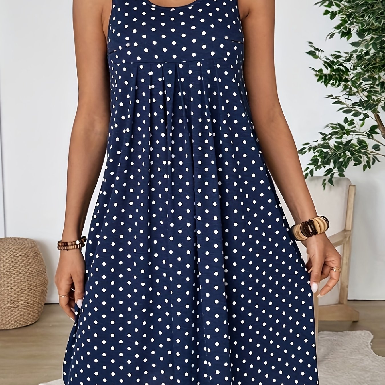 E-shop Damen Französisches Retro Rundhals Ärmelloses Kleid. Lockere Passform. Bedeckt kleine Bauch. A-Linien-Saum. Marineblau mit weißem Punktmuster.