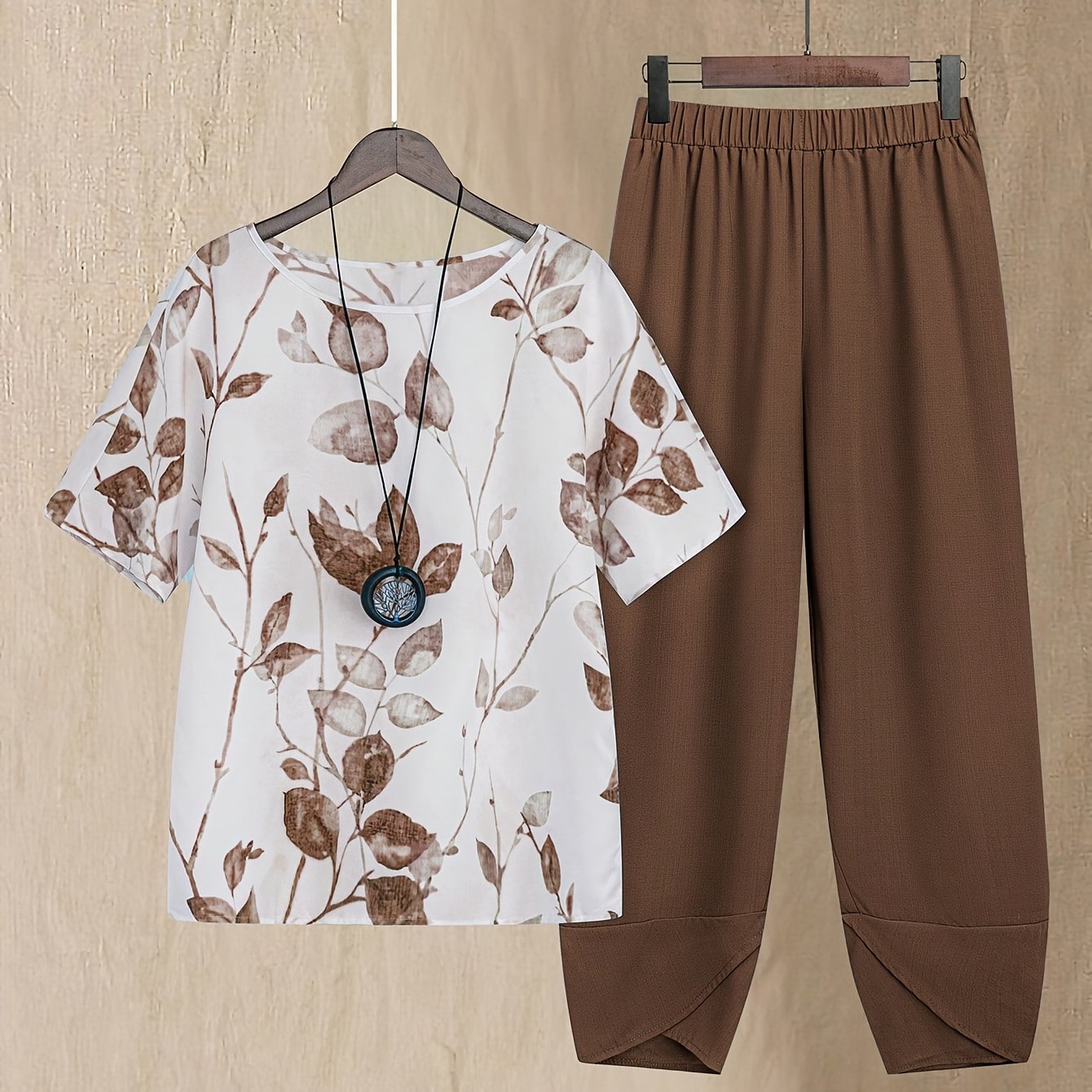 E-shop Damen 2-teiliges Set: Elegantes, modisches, lässiges, locker geschnittenes Oberteil mit kurzen Ärmeln botanischem Druck in sowie Hose mit weiter