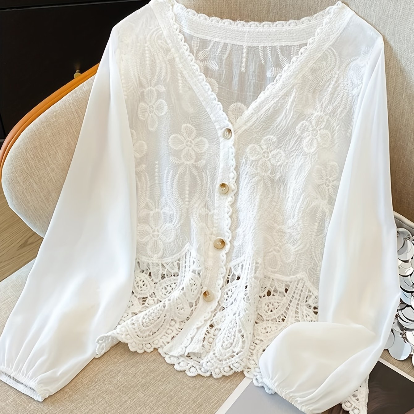 E-shop Ein weiches und leichtes, mit Spitze besticktes Damenhemd, für Frühling und Sommer, in einem hellen Farbton, der sich gut mit lässigen Outfits