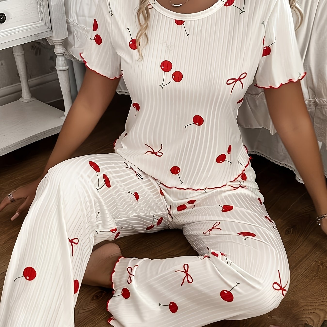 E-shop Damen-Pyjama-Set aus strukturiertem Stoff mit Schleifen-Verzierung, bestehend aus einem kurzärmeligen Oberteil mit niedlichem Kirschmuster einer