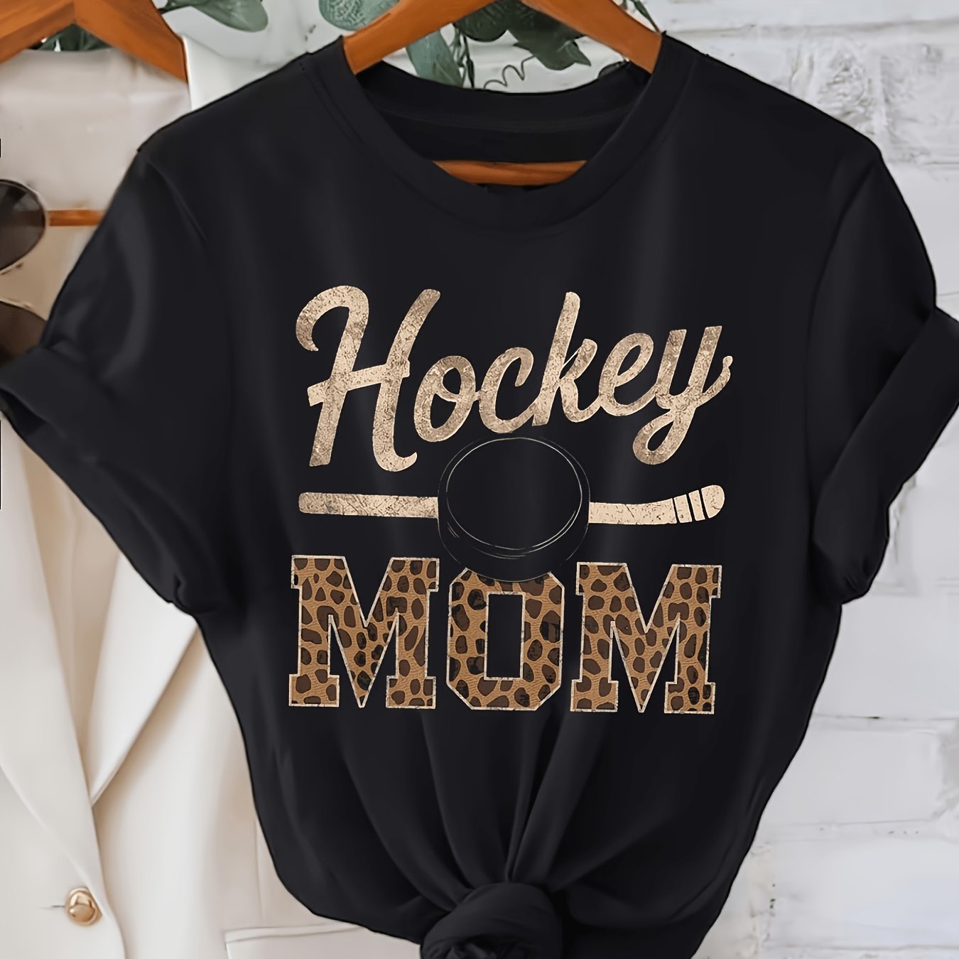 TEMU T-shirt pour femme Hockey Mom - Haut à manches courtes et col ras du cou avec imprimé « Hockey MOM », crosse de hockey et palet, convient pour