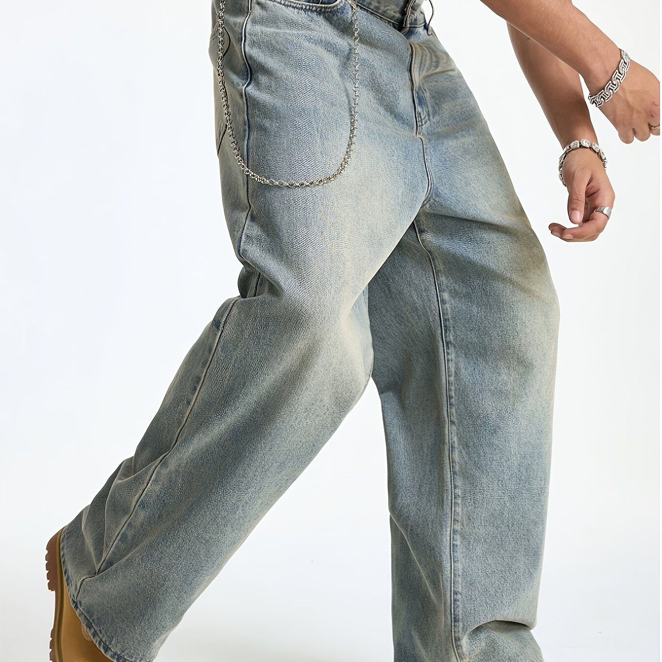 Men's Jeans Are Loose-fitting