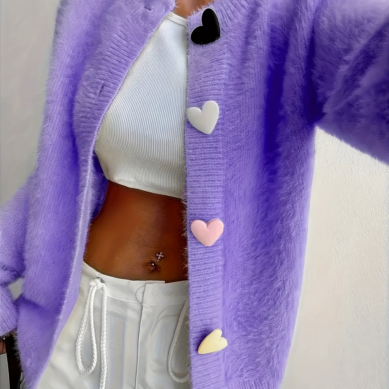 E-shop Lila Plüsch-Cardigan für Damen mit bunten Herzknöpfen, Rundhals-Süß Cool Nischen-Design Strickjacke