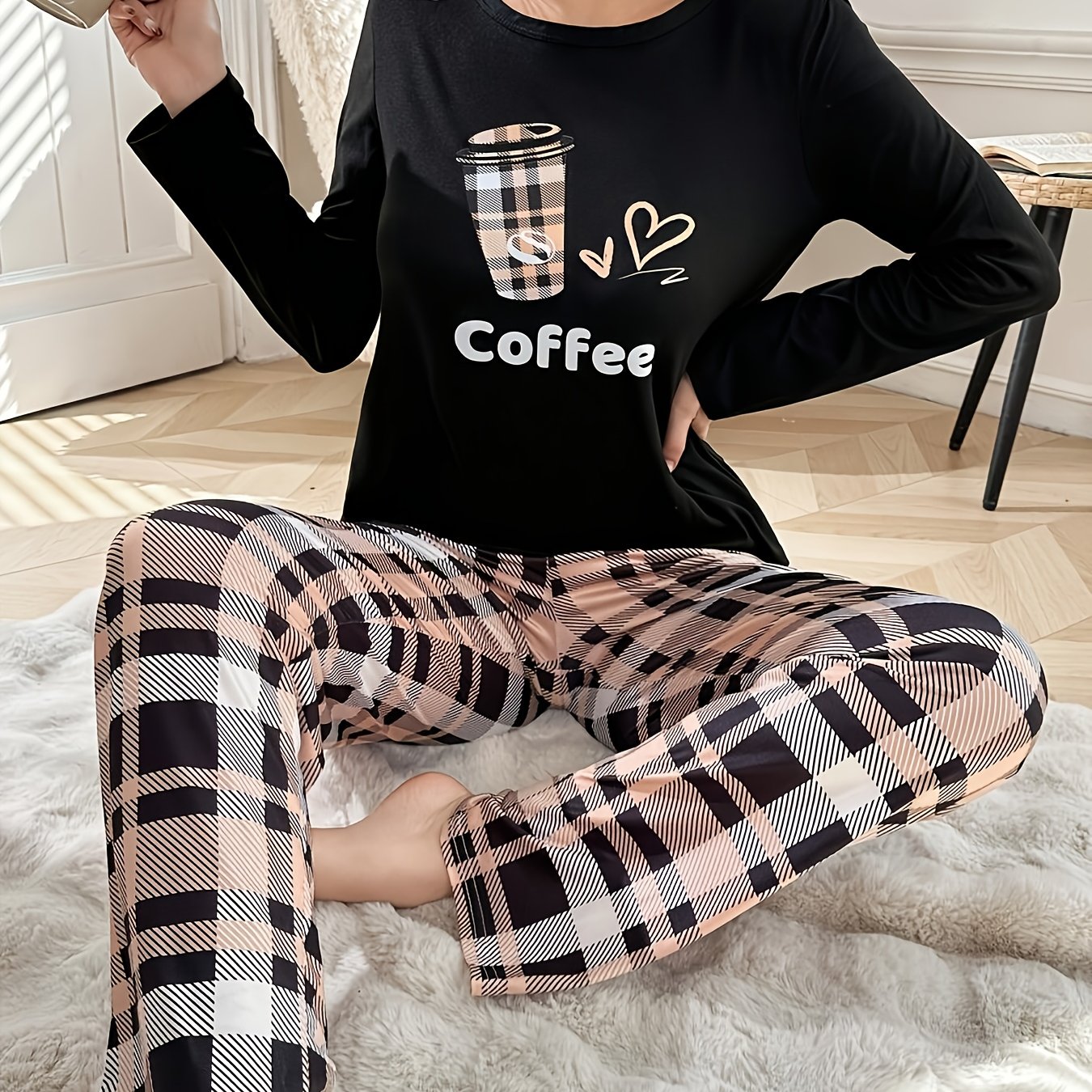 E-shop Doppeltes, langes Damen-Set für Zuhause. Bequemes, bedrucktes Langarm-Oberteil und elastische, sind die perfekte Wahl.