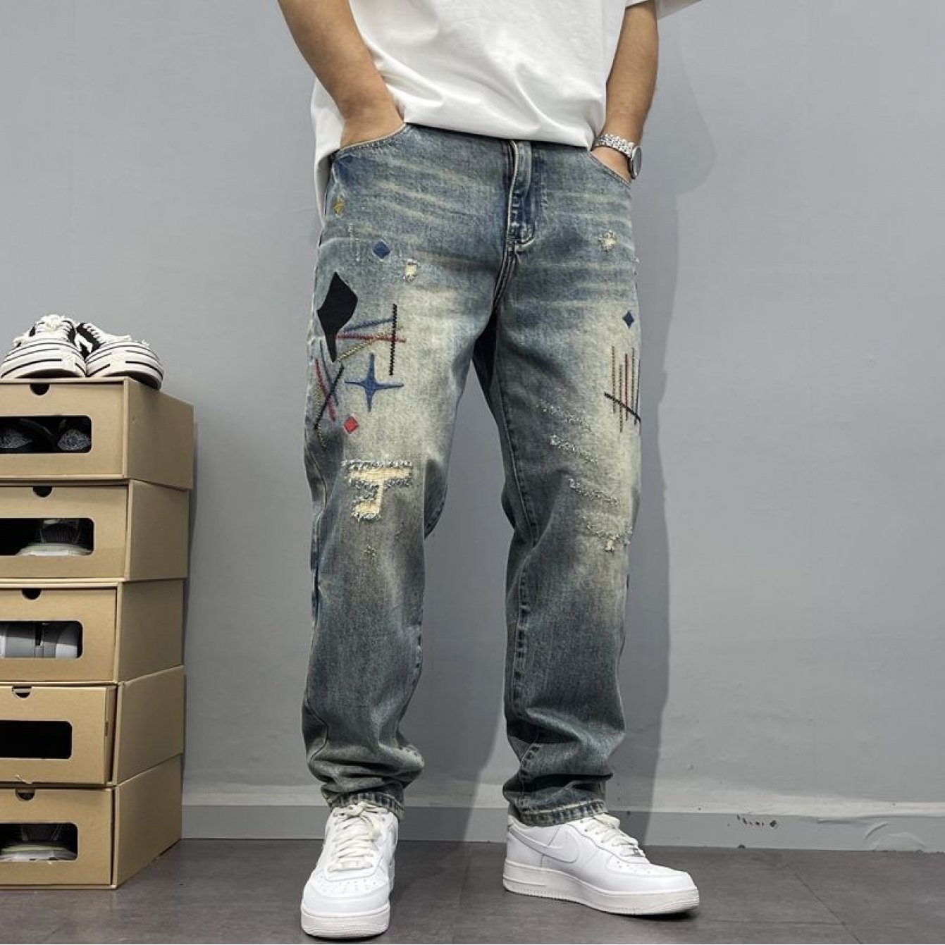 TEMU 【メンズ】ドヴィンテージ風のジーンズ。ディ加工、パッチワーク、刺繍が特徴。テーパードストレートタイルで、アメリカのハイストリートファッションの最新トレンドを反映。