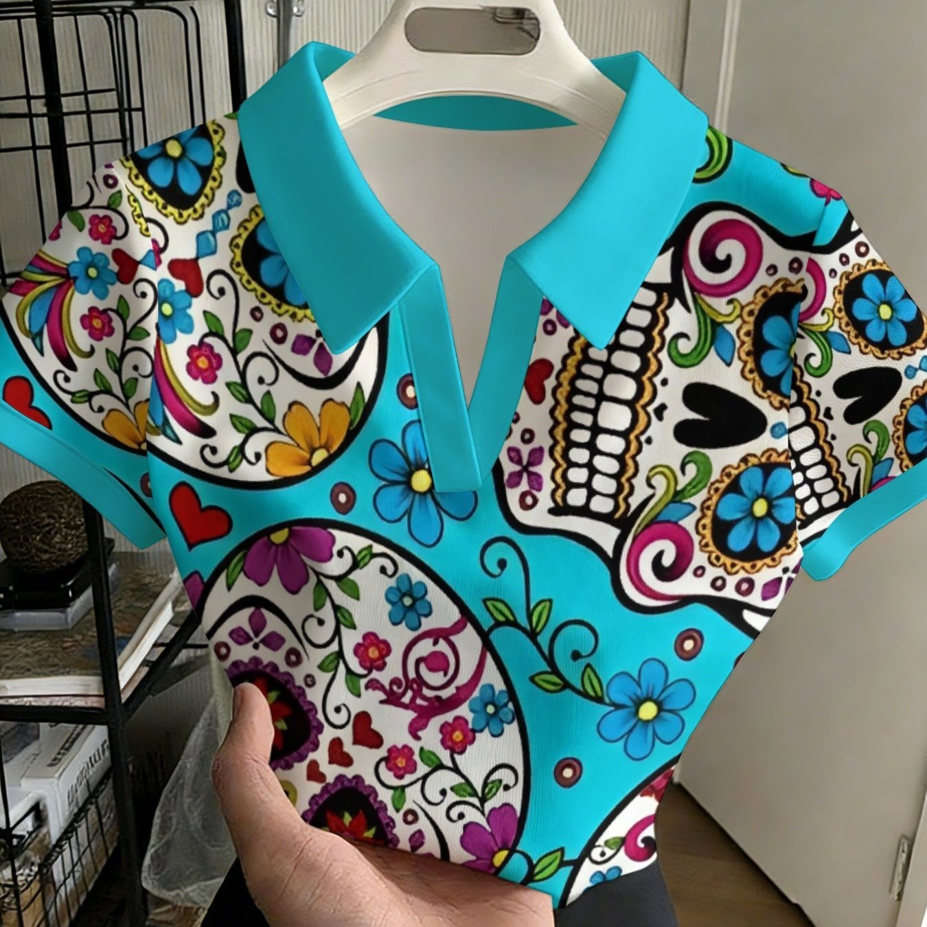 TEMU 【商品名】骨とスカルアートが特徴的な、で万能なボタンレスシャツ（レディース）。アート、色、芸術的な対称グラフィックデザインモチーフ。ファッショナブルで万能なカジュアス。