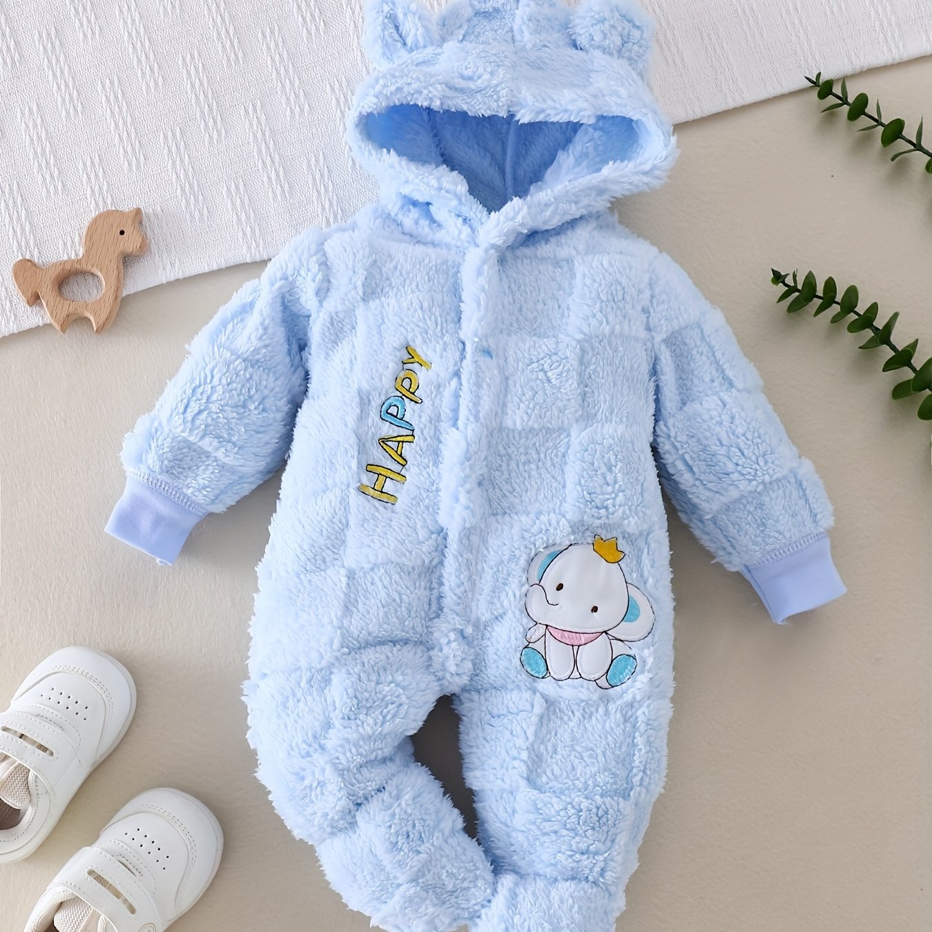 E-shop Dicker und warmer Strampler für Babys, geeignet für Herbst und Winter, mit einem plüschigen Kapuzendesign. Dieses 0- Outfit hat einen niedlichen
