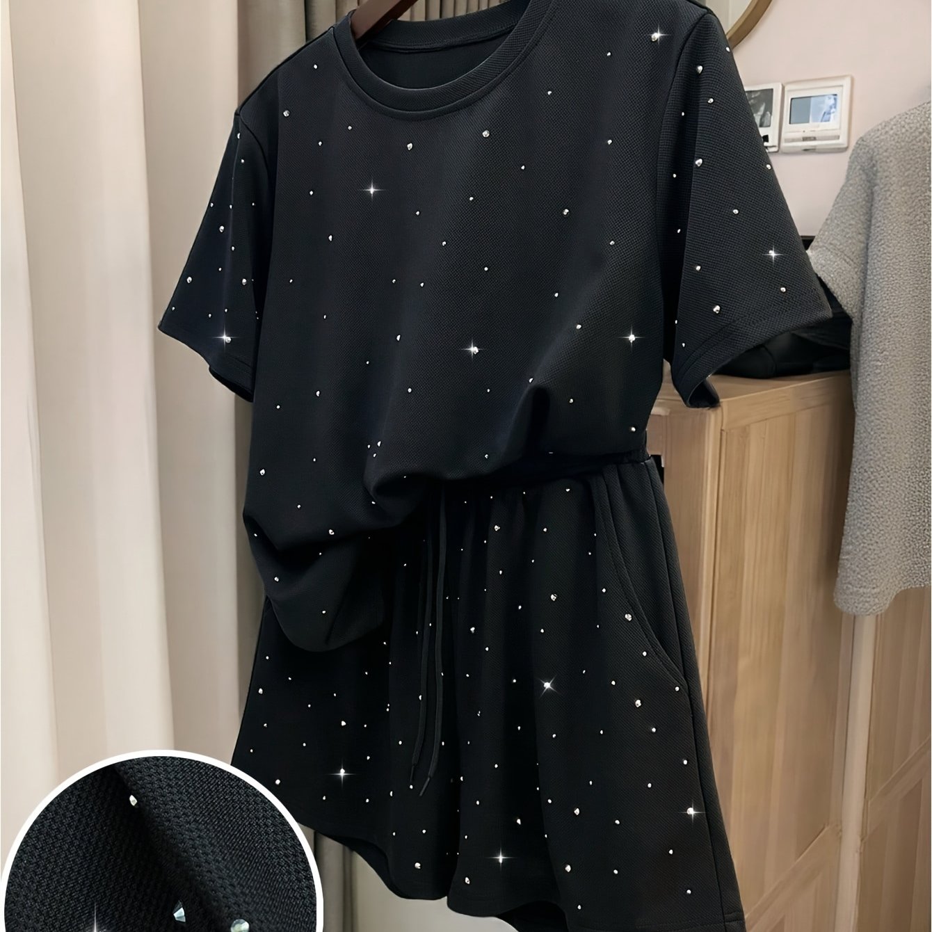 Image of 2pcs Women' Color Rhinestone Casual Loose Round Neck Short Sleeve T-shirt With Drawstring Pocket Elastic Waist Shorts Set, Fashionable Everyday Outfit