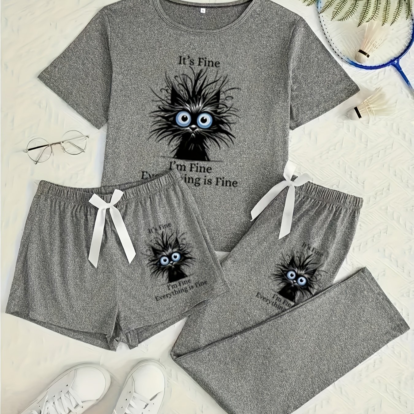 E-shop 3-teiliger Damen-Pyjama mit Kätzchen-Print – Kurzarm & Shorts/Anzug Schlafanzug, hochelastisches Nachthemd & passende Hose, Detail –