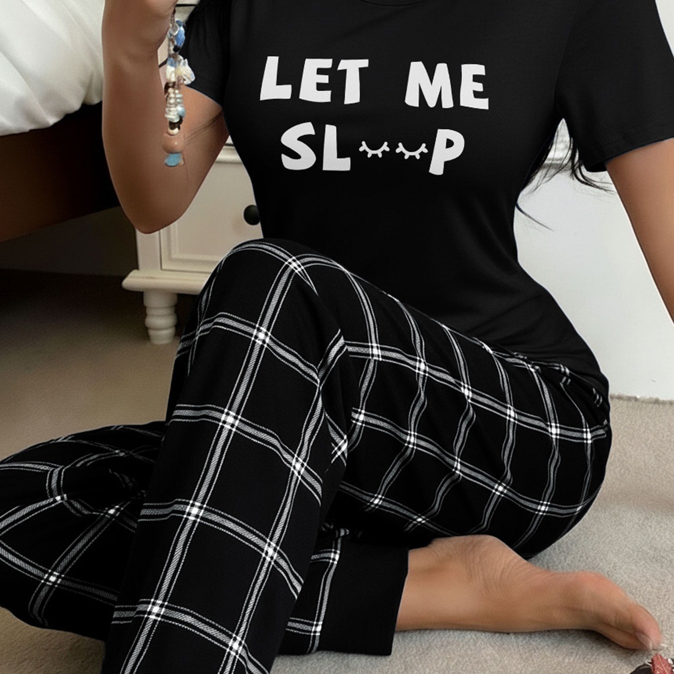 E-shop Damen Schwarz " SLEEP" Schlafaugen-Print Rundhals Kurzarm Top und Karierte Knöchelhose Lässiges Home Schlafanzug Set