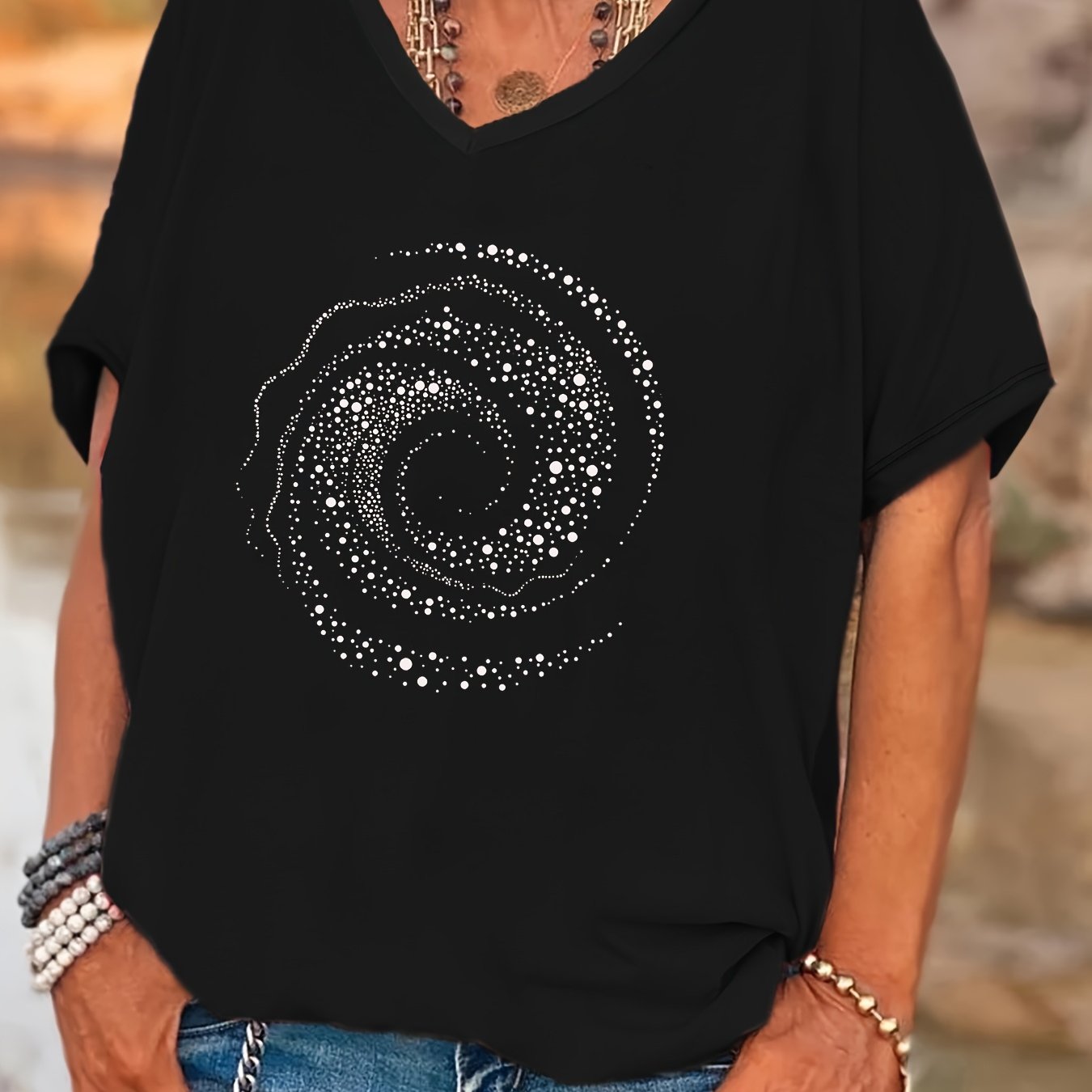 E-shop Plus Size - Plus Size - Plus Size Damen V-Ausschnitt T-Shirt mit Polka Dot Sternen--Print und Fledermausärmeln. Ideal für Freizeit- und