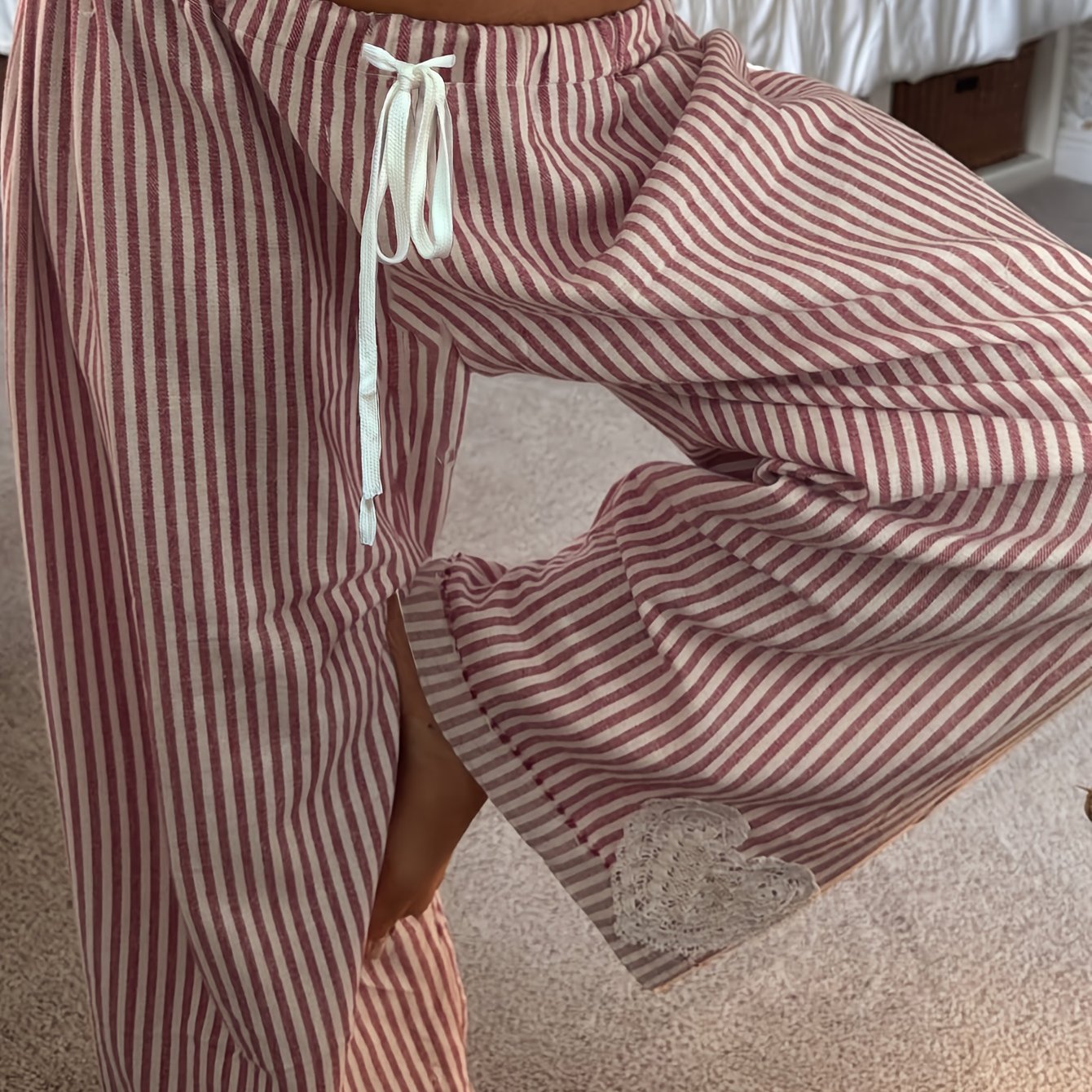 E-shop Damen Lässige Gestreifte Weitbeinige Hose mit Herz-Spitzenbesatz am Saum / Lässige +