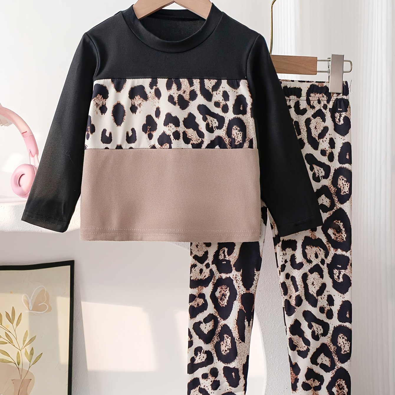 Image of Girls' Spring/autumn New Casual Outfit: Leopard Print Patched Long Sleeve T-shirt And Slim Fit Pants 2pcs Set, Perfect For Outdoor