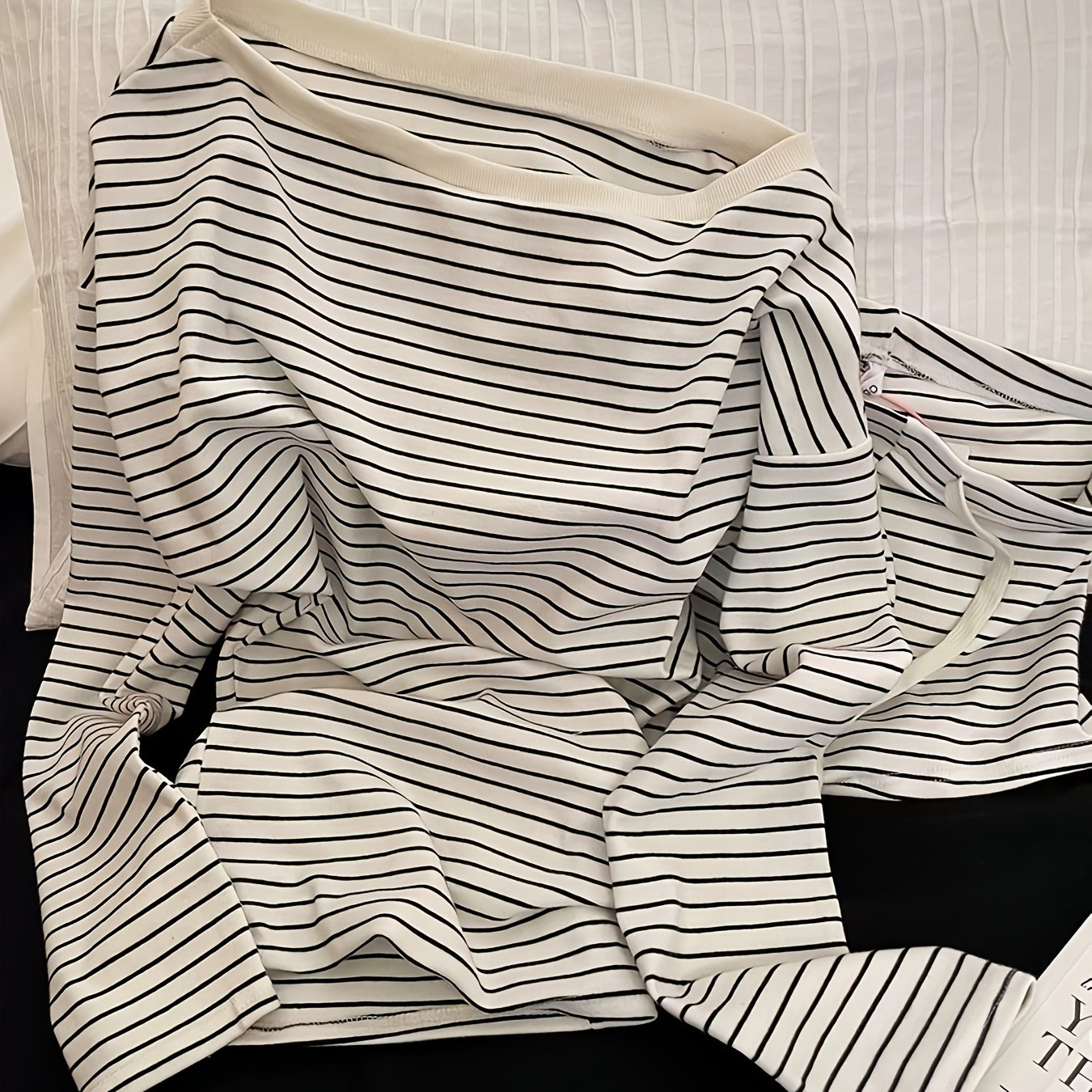 E-shop 2026 Koreanischer Stil Off-Shoulder Gestreifter Pyjama für Damen, Frühling/Sommer Schräge Schulter Langarm Kurze Hose Lockerer Loungewear-Set