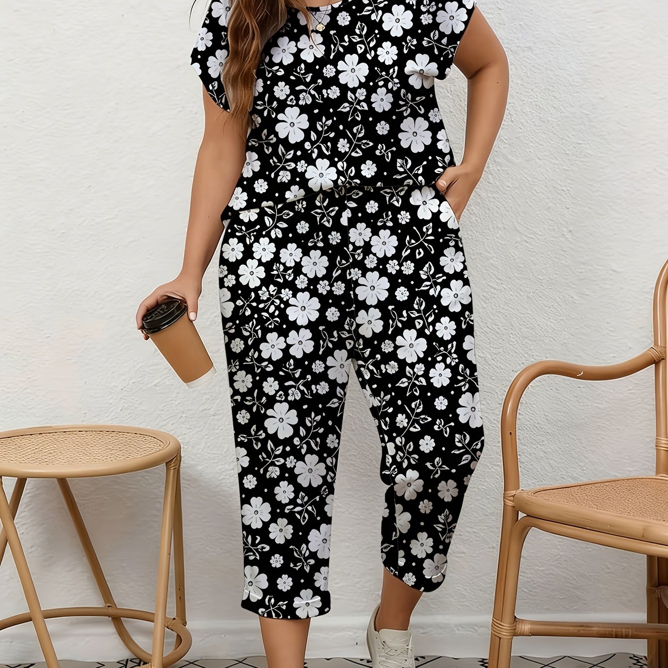Image of Women'-piece Set, Round Neck Short Sleeve Top With 7/10 Pants, White Floral Print, Suitable For Daily And Casual