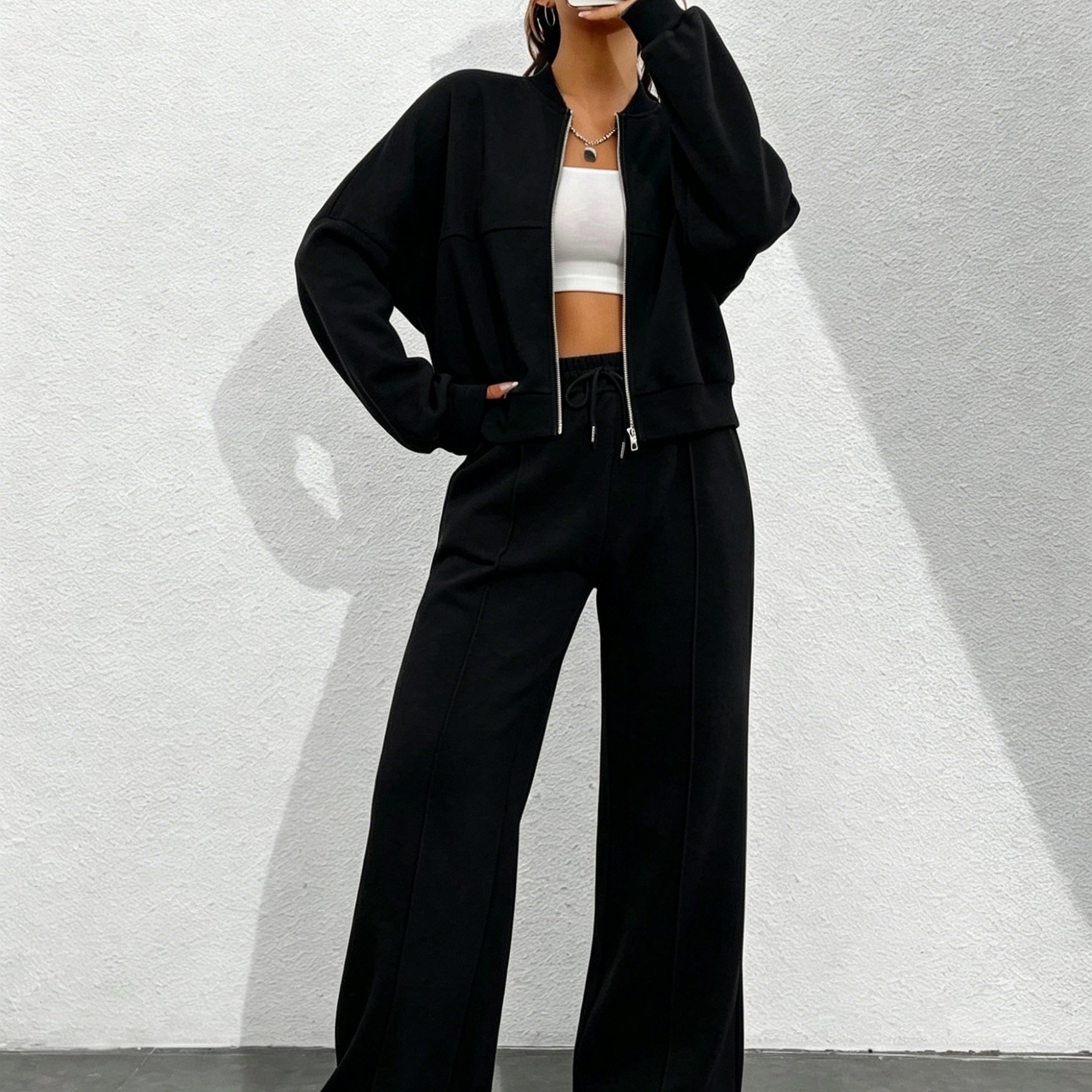 TEMU Ensemble de vêtements de 'automne/hiver pour femme : le haut est capuche avec une fermeture éclair ouverte sur le devant, tandis que est un