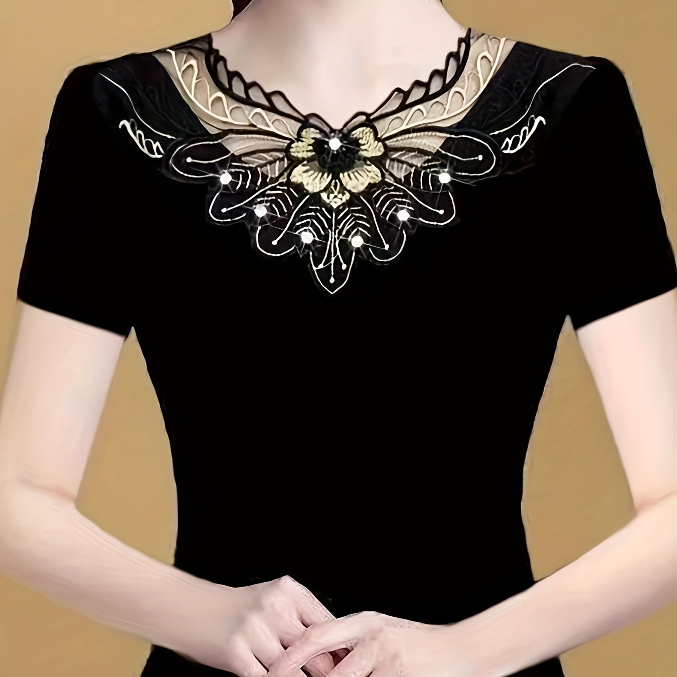 E-shop Ein elegantes und stylisches schwarzes T-Shirt für Damen, mit einem halbtransparenten Spitzendesign mit unregelmäßigem Ausschnitt, kurzen Ärmeln