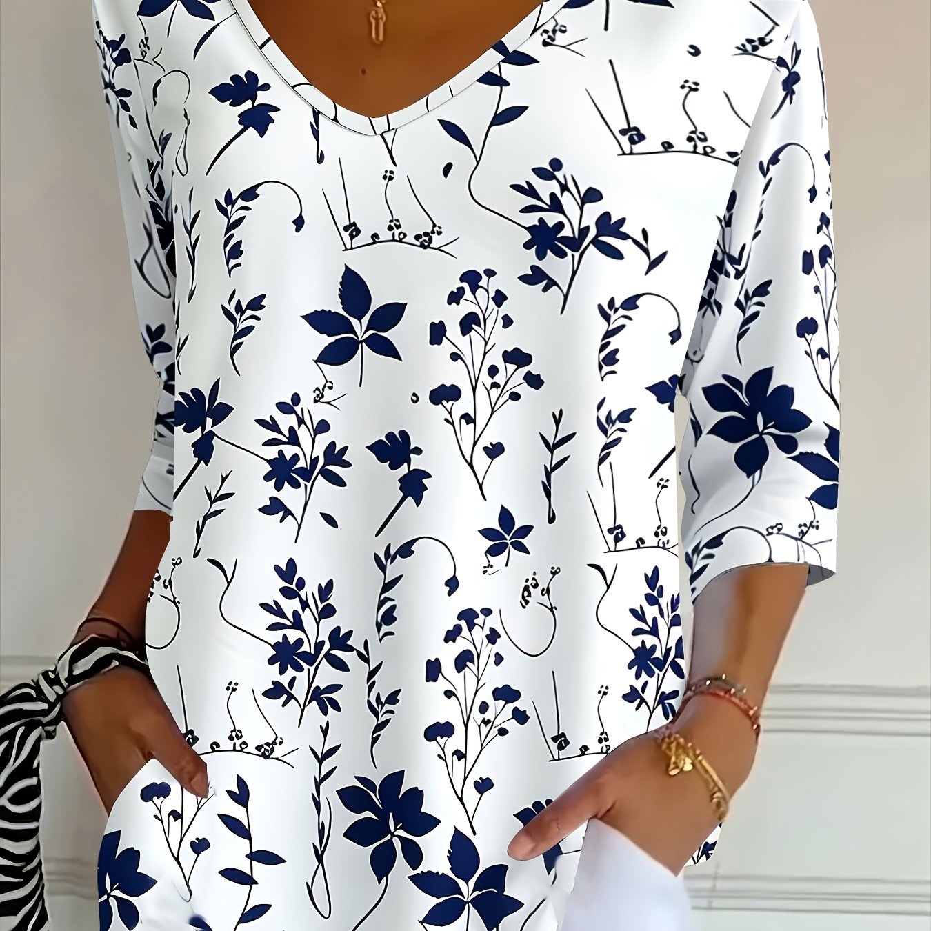 Image of Women's Casual Fashion Holiday Regular Fit Floral -quarter Sleeve V-neck T-shirt Top