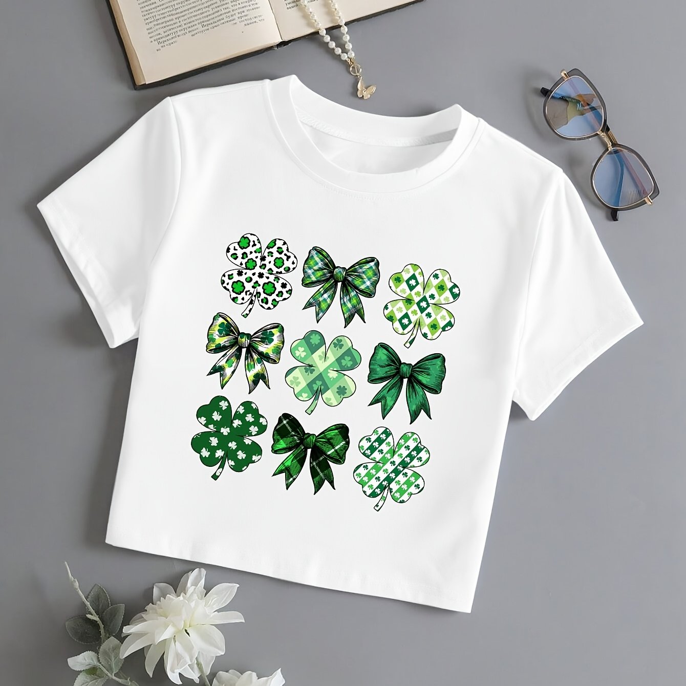 St. Patrick&#39;s Day Girls&#39; Short-Sleeve Graphic T-Shirt with Four-Leaf Clover &amp; Bow Print, Comfortable Polyester Blend, Machine Washable, Summer Casual Fit, Round Neck, White, Style 351