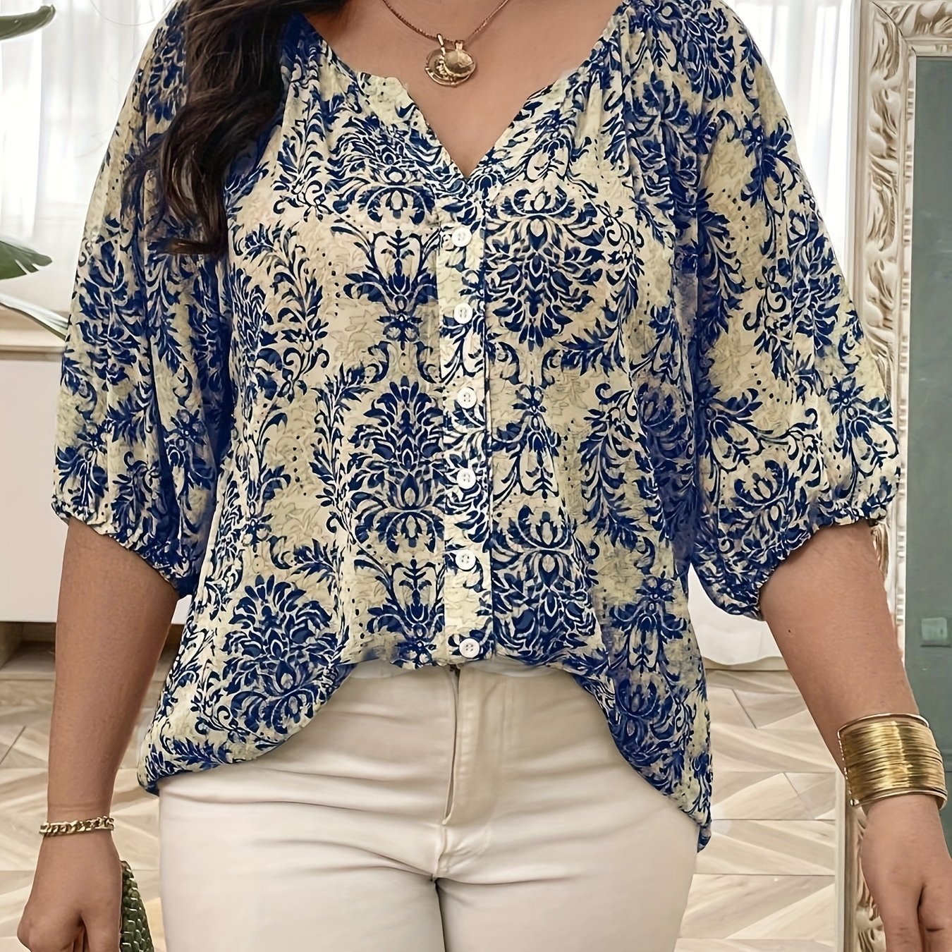 E-shop Damen Plus Size V-Ausschnitt Bluse - Elegante Blau & Weiß Blumenmuster, Lässige Locker Passform, Kurze Ärmel, Knopf Detail, Sommermode Oberteil