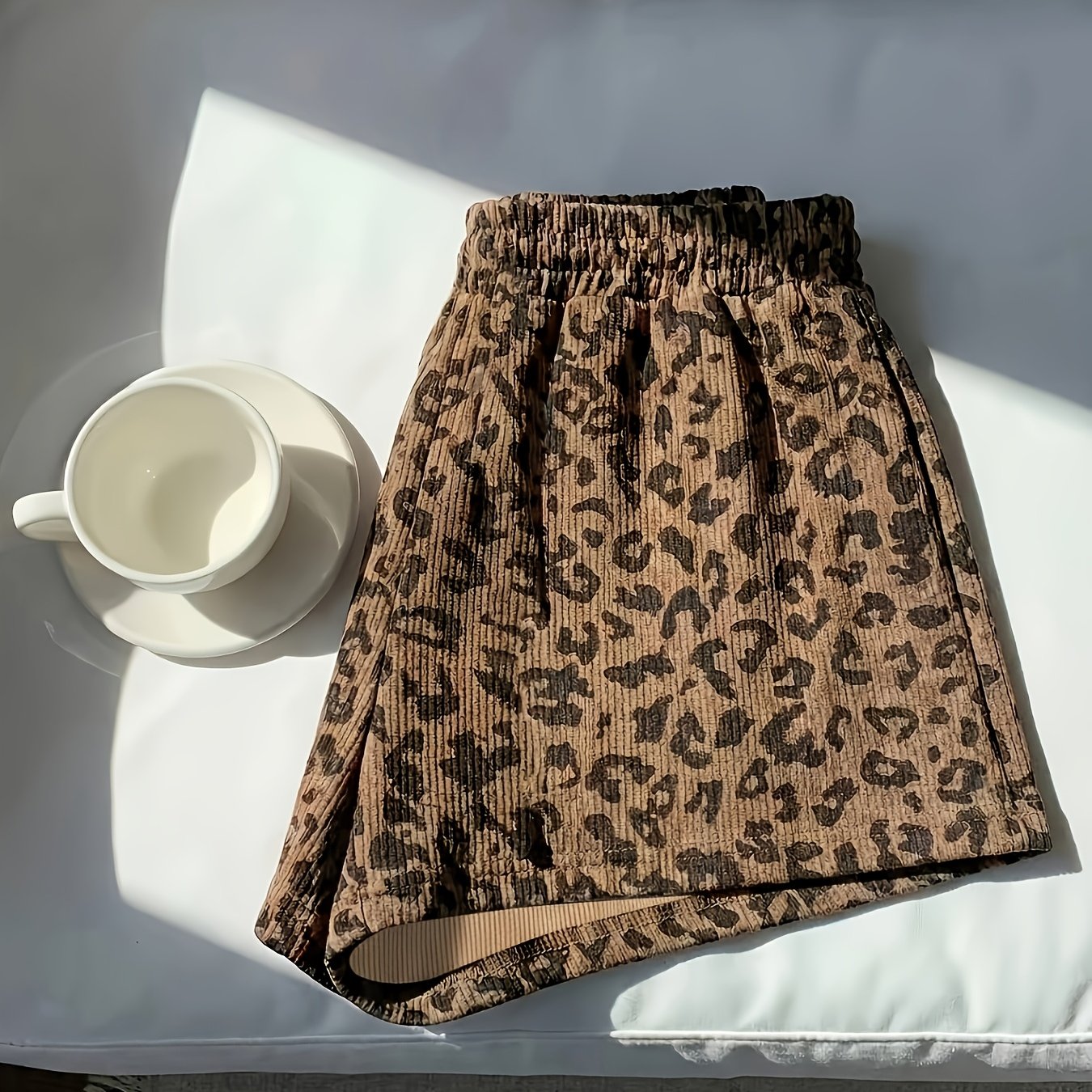 Image of Women's Casual Retro Leopard Print Mid-rise Loose Shorts, Flowy Shorts, Back-to- Essential