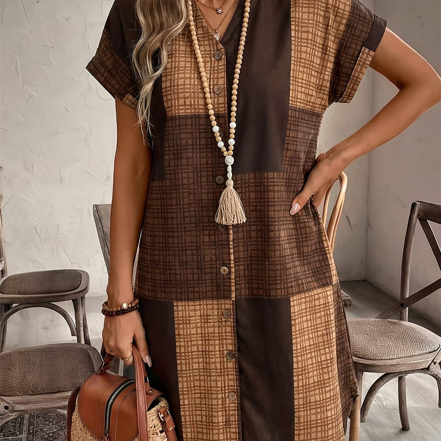 E-shop Elegantes Damen Freizeit Kleid mit V-Ausschnitt für Frühling und Sommer, mit braun kariertem Muster, abgesenkten Schultern und dreiviertellangen