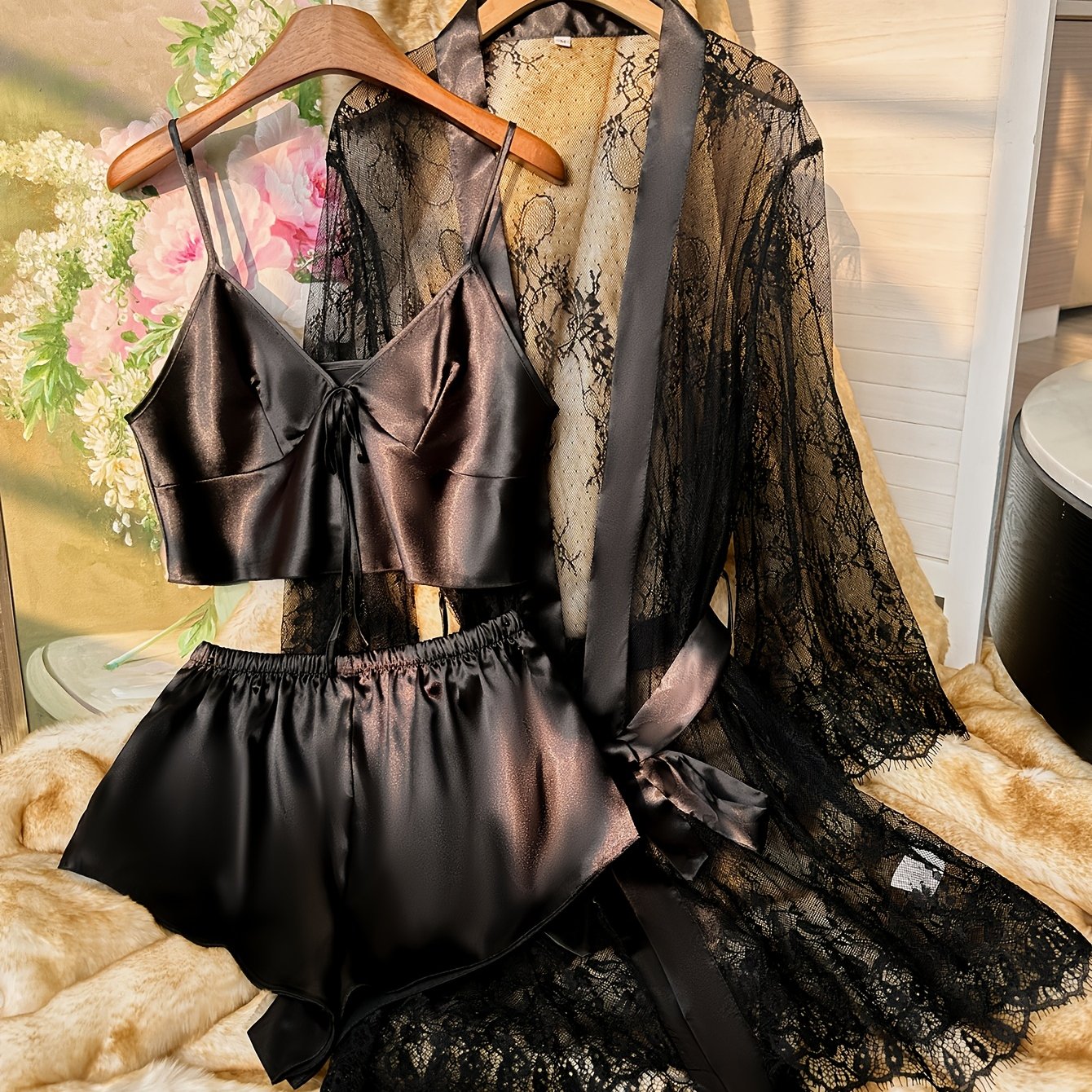 E-shop Elegantes, schwarzes, dreiteiliges Nachtwäsche-Set mit Spitzen-Camisole, Shorts und Bademantel