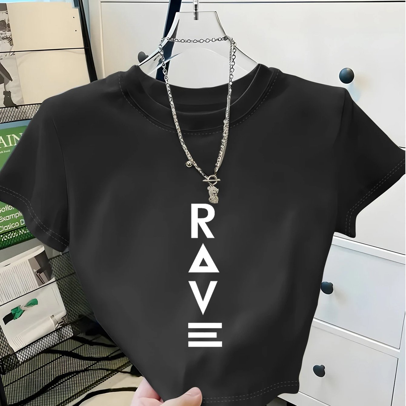 E-shop Ein Y2K-Style Kurzarm-T-Shirt für Damen mit Rave-Buchstaben-Print, lockerer Passform, für Frühling und Sommer. Dieses trendige und vielseitige