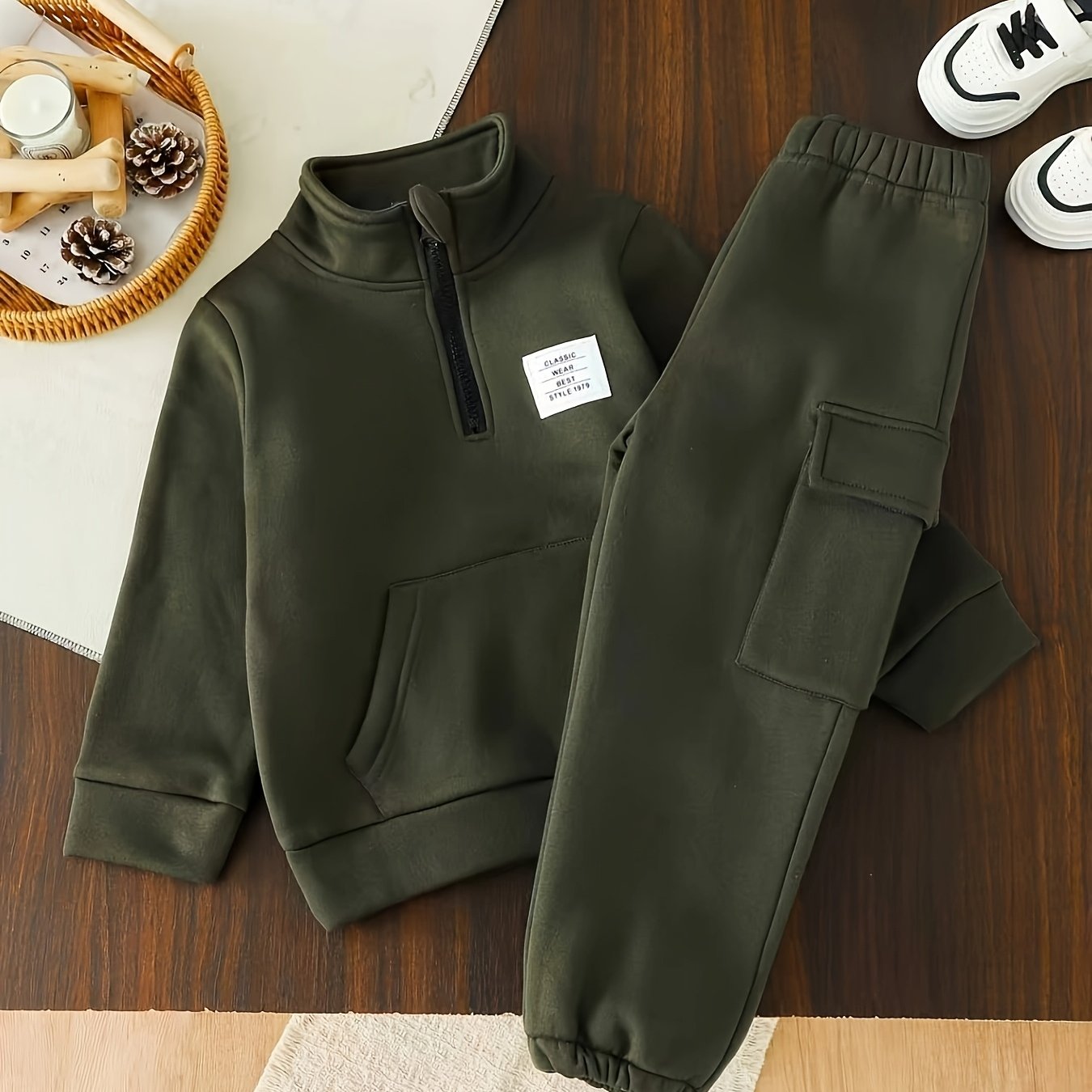 TEMU Ensemble pull à col montant et demi-zip vert militaire et pantalon à poches cargo pour garçon, automne/hiver. Le haut présente un patch appliqué