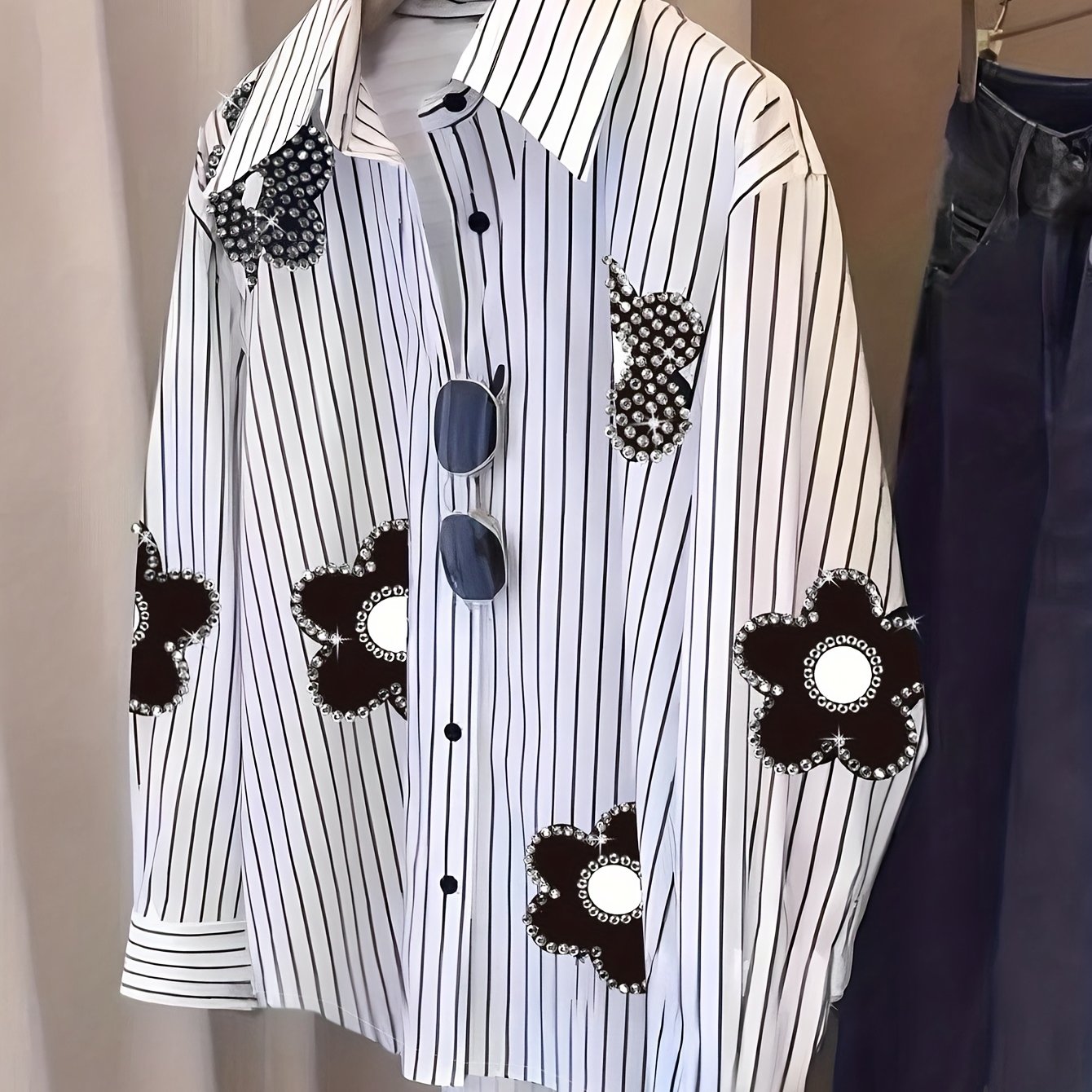 E-shop Damen Elegantes Gestreiftes Strass-Varsity-Hemd – Lockerer Schnitt Langarmbluse, Vertikale Streifen für Büro, Eid & Ramadan, Ganzjährige