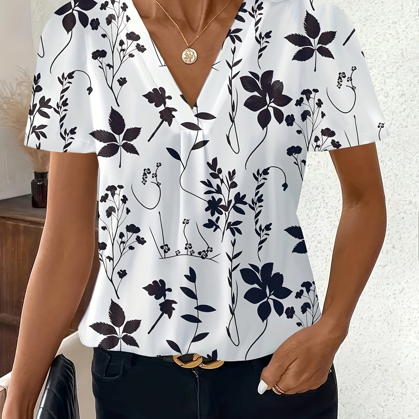 * and Summer Fashionable Elegant Women&#39;s Shirt with Geometric Flower Pattern, Chest * and V-Neck Short Sleeves