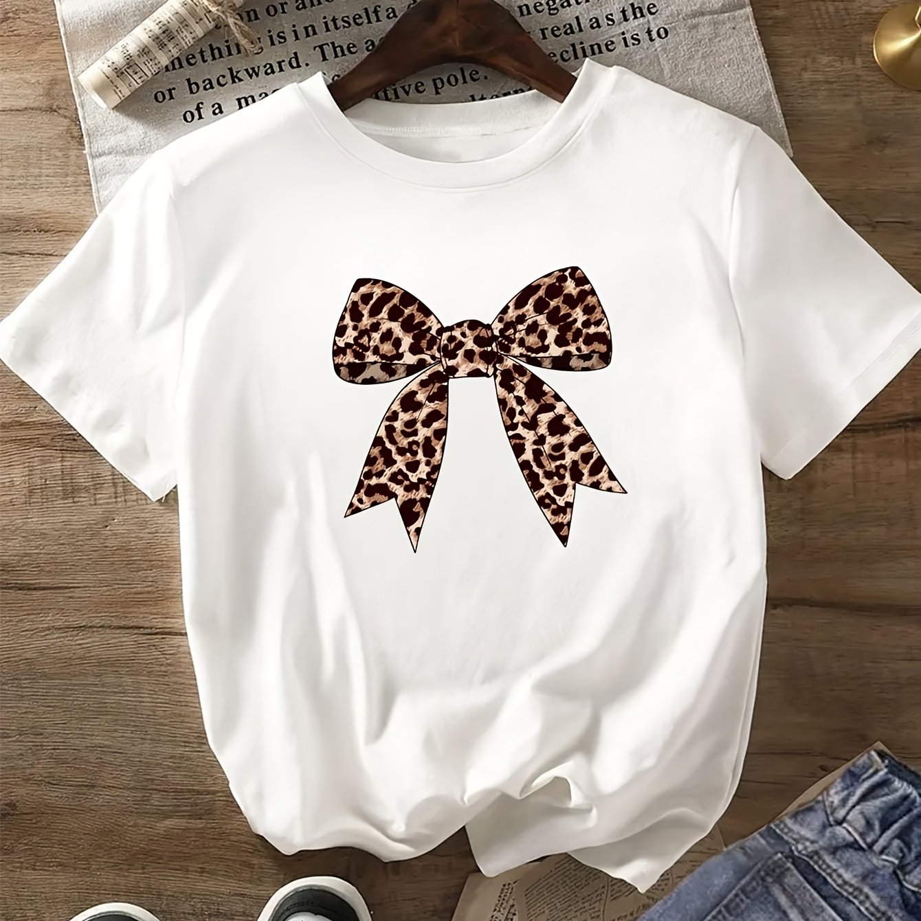 E-shop Damens Weißes Casual Kurzarm-T-Shirt mit Leopardenmuster und Schleifendetail – Lockerer Schnitt, Rundhalsausschnitt & Maschinenwaschbar für
