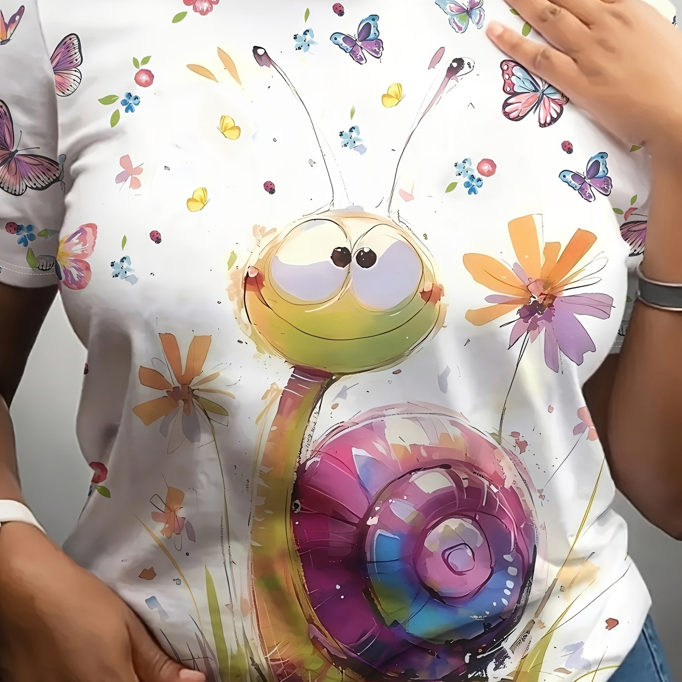 Image of A Designed Large-sized Short-sleeved T-shirt For Women, Featuring Patterns Of Snails And Butterflies, Is Perfect For Casual Summer Wear And Is Designed For Women