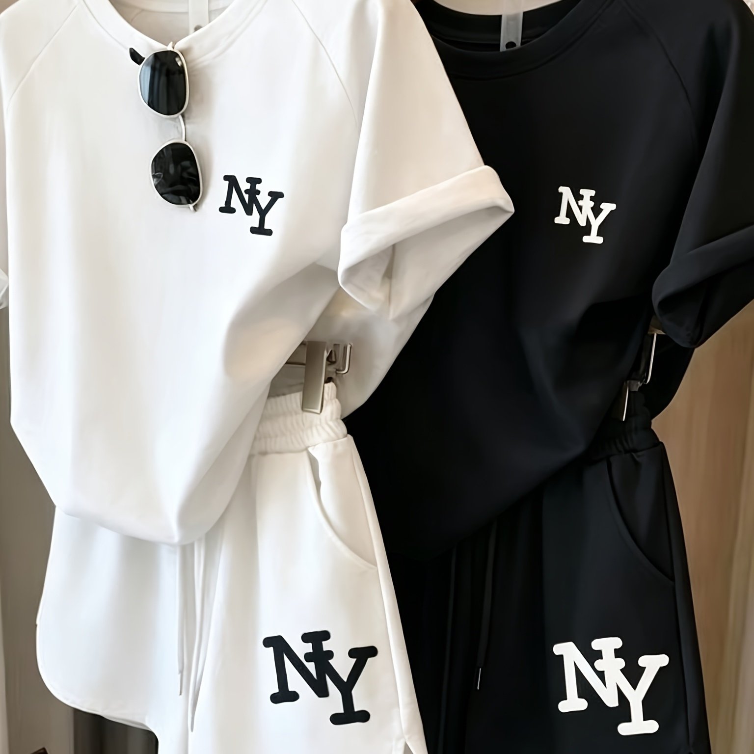 TEMU 【商品名】イージースタイル レディース カジュアルスーツ。レタープリントデザインが特徴。ルーズで着回し力抜群の半袖＆ショートパンツのツーピースセット。軽量で通気性も抜群で、夏のアウトドアウェアに最適。