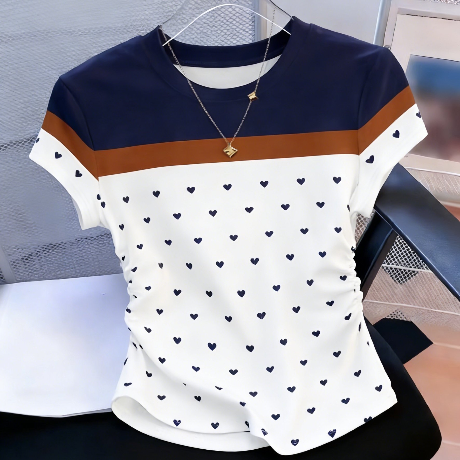 E-shop 2026 Amerikanisches Vintage Freizeit-T-Shirt mit gerafftem Saum, Kurzarm, Rundhalsausschnitt, Farbblock-Herz- Gänseblümchen-Punktmuster,
