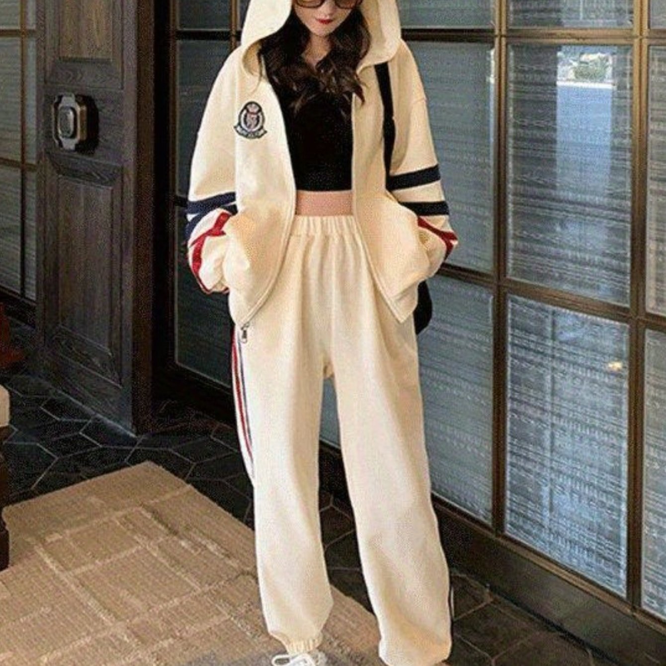 TEMU 【商品名】レディース スウェットシャツとスウェットパンツのツーピースセット、なストライプ柄のジャケットとレギンスセット。カジュアルなお出かけ、通勤に最適な、秋と冬の季節にのファッショナブルなスポーツウェアです。
