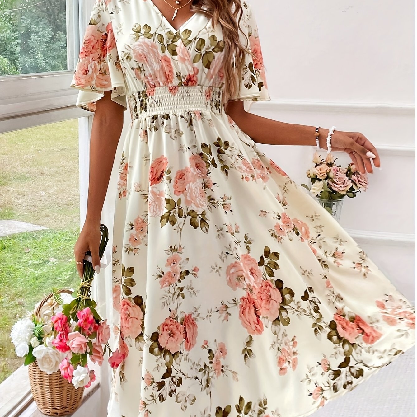 E-shop Elegantes A-Linien-Kleid mit Schmetterlingsärmeln und Rüschen-Taille - für den Sommer, Erwachsene, elegantes Outfit | Kleid mit Blumenmuster |
