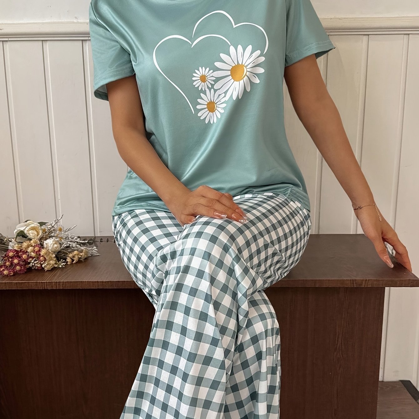 Women's Daisy Print Round Neck Short Sleeve + Pants Pajama Set