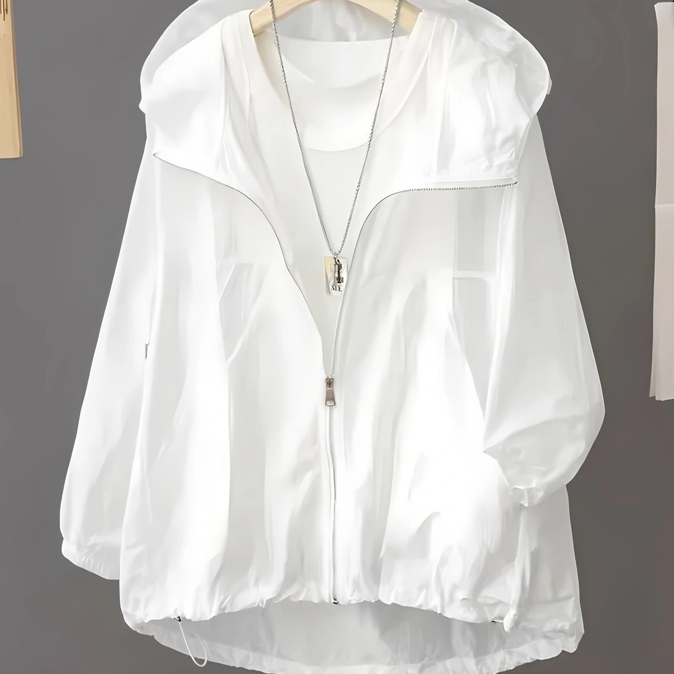 E-shop Plus Size - Plus Size - Leichte Damenjacke in großen Größen - Lockerer Langarm-Sweatshirt mit Reißverschluss und Kapuze und , halbtransparente,