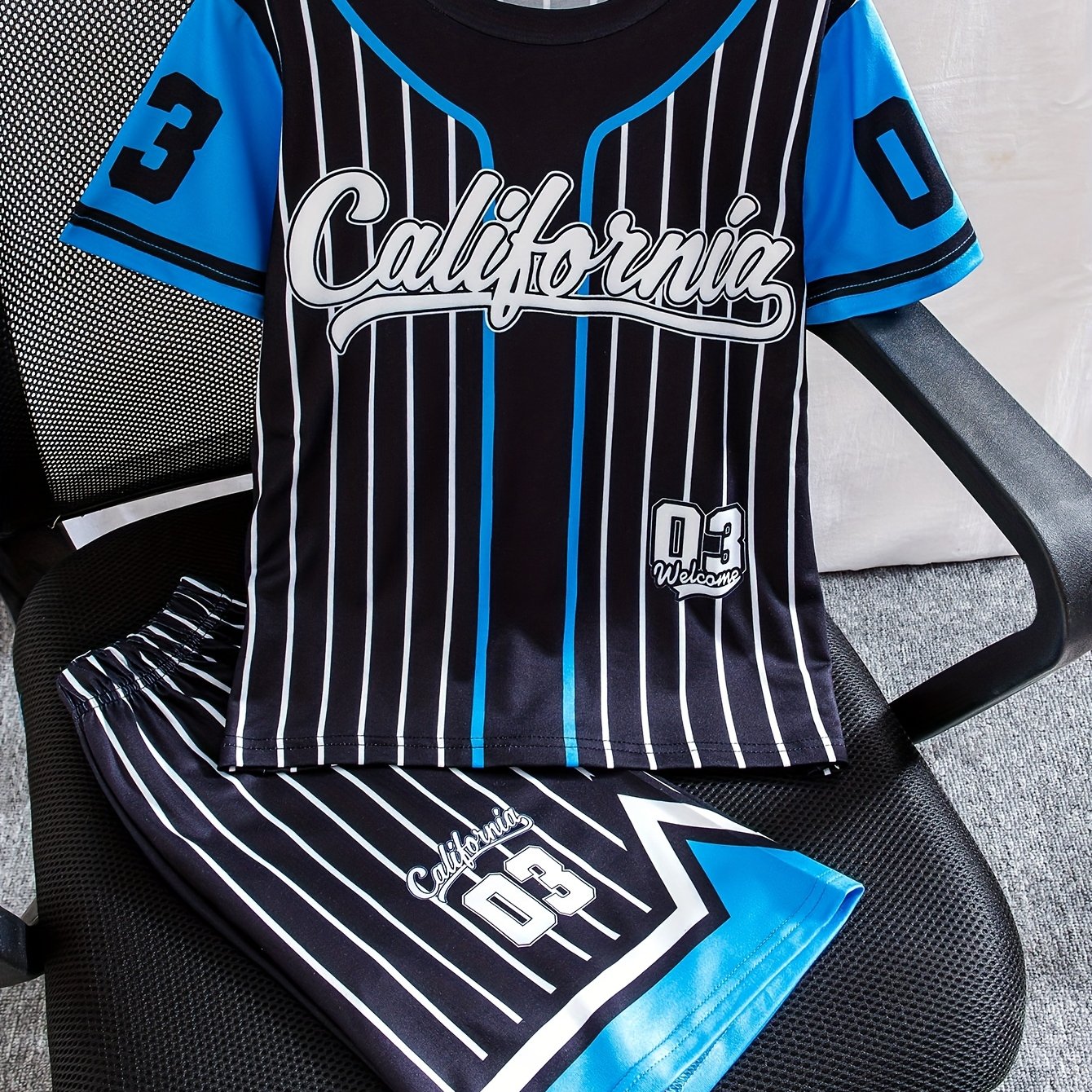 E-shop Zweiteiliges Jungen-Set im Street-Style mit Baseball-Uniform-Shorts und Kurzarm-T-Shirt, bequemes und kühles Sommer-Set, geeignet für den