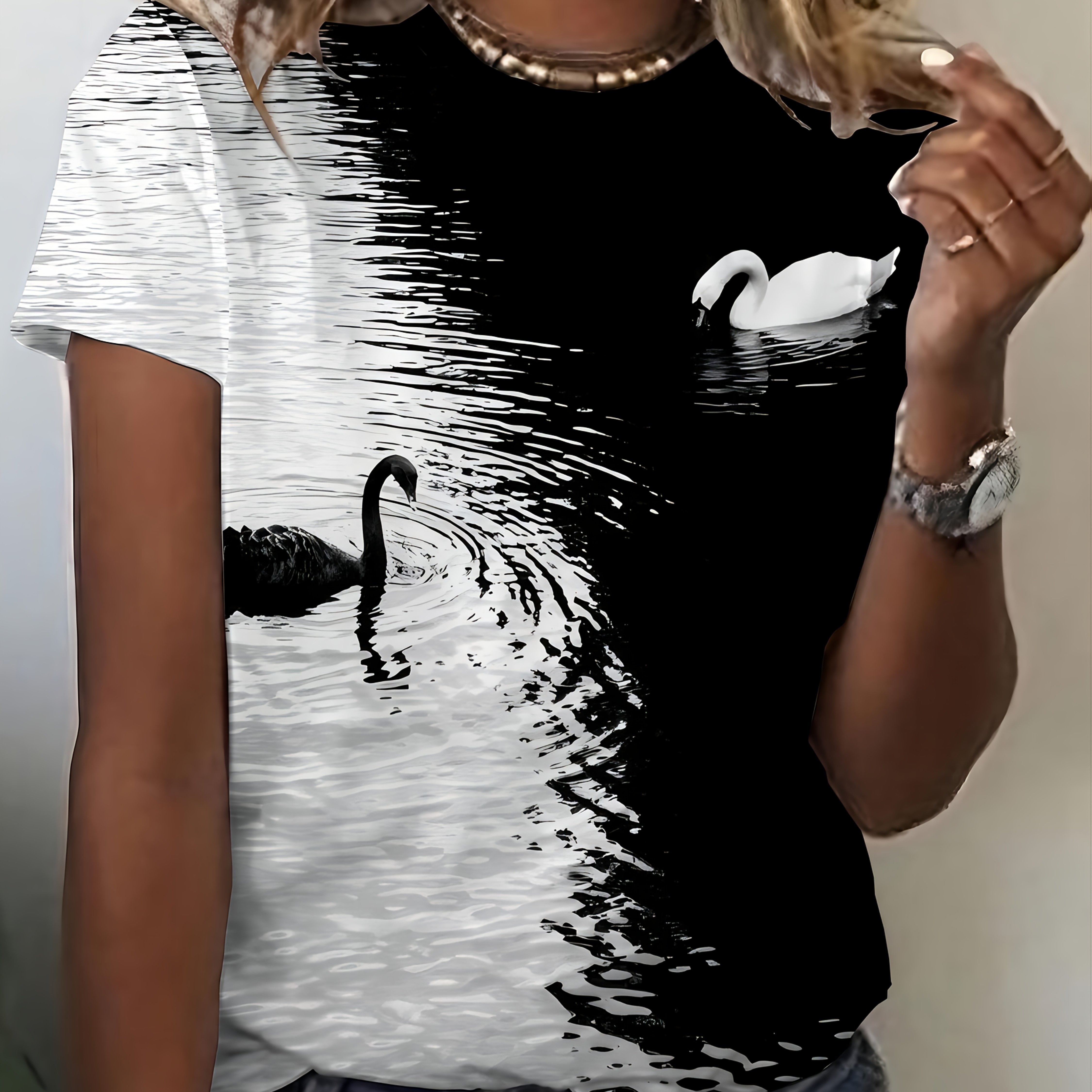 Image of Black And White Contrasting Swan Pattern Fashionable Short Sleeved Top, Women's Fashionable, Women's Casual Elegant Top, Women's Round Neck T-shirt