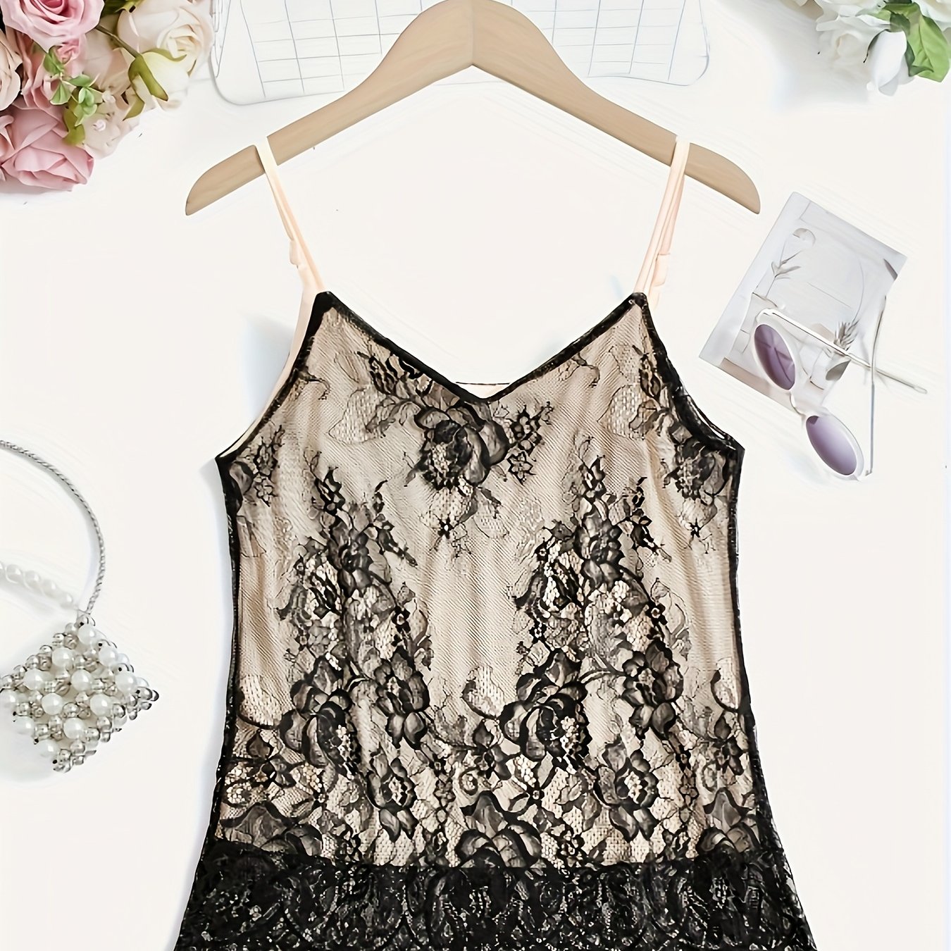 E-shop Elegante schwarze Spitzen-Tanktop mit V-Ausschnitt für Damen - Romantischer Blumenmuster, ärmellos mit gerüschtem Saum, für Hochzeiten und