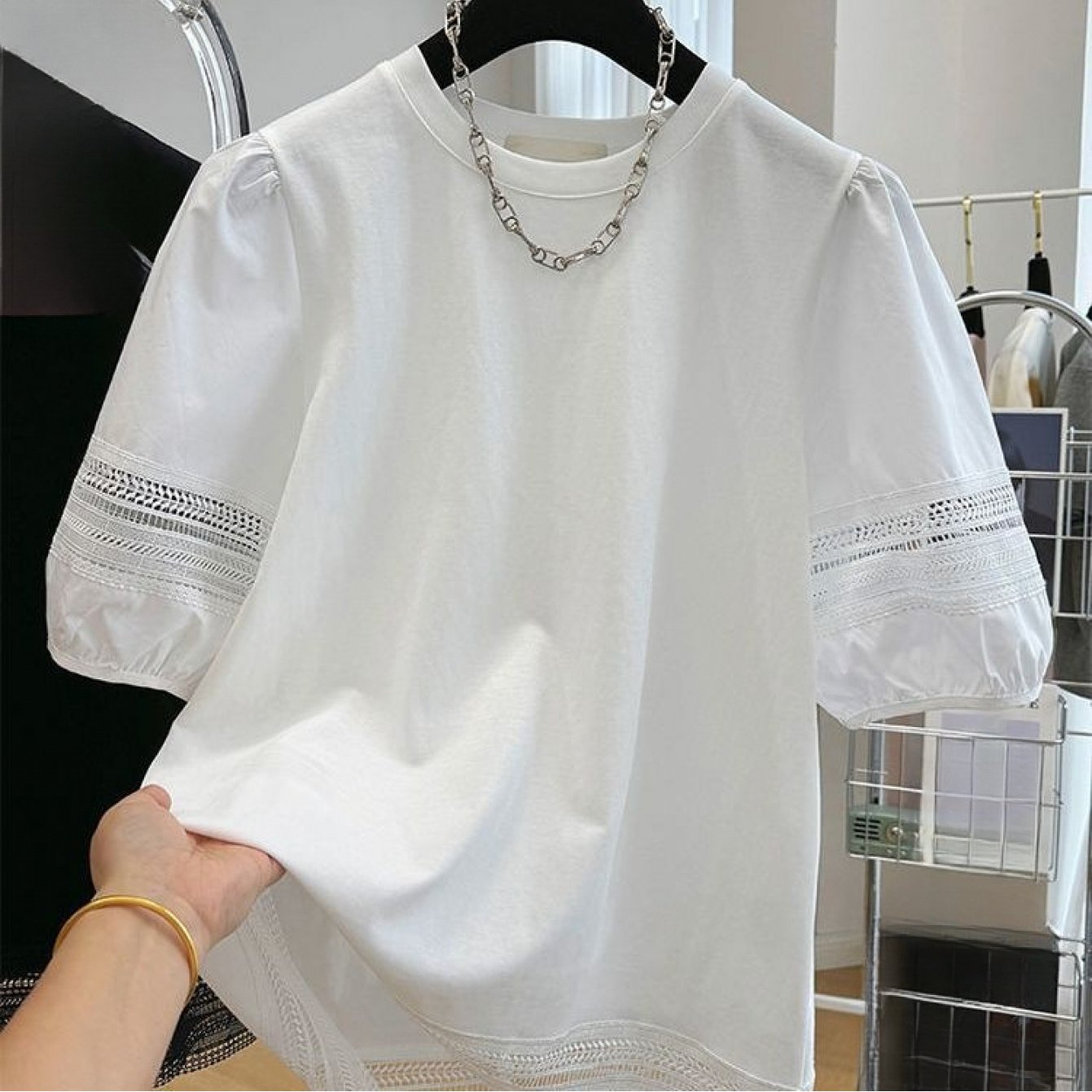 TEMU 【商品名】精巧な中空パフスリーブ パッチワークトップス、ルーズなオフショルダーフィット、普段使いに最適なカジュアル万能ロングブラウス