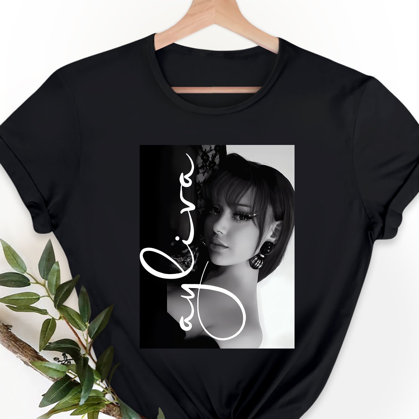 E-shop Tayliva Damen Casual Sommer Kurzarm T-Shirt - Weißer Relaxed Fit Rundhals-Top mit Schwarz-Weißem Porträtdruck, Maschinenwaschbar, Blumenakzent