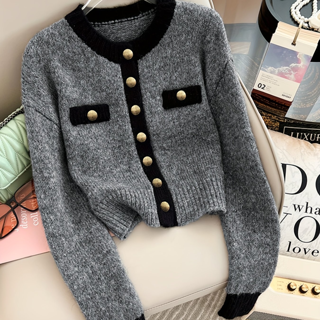 E-shop Pullover-Strickware im klassisch-eleganten Stil im französischen Gesellschaftslöwen-Temperament mit Metallknöpfen in Kontrastfarbe, eleganter