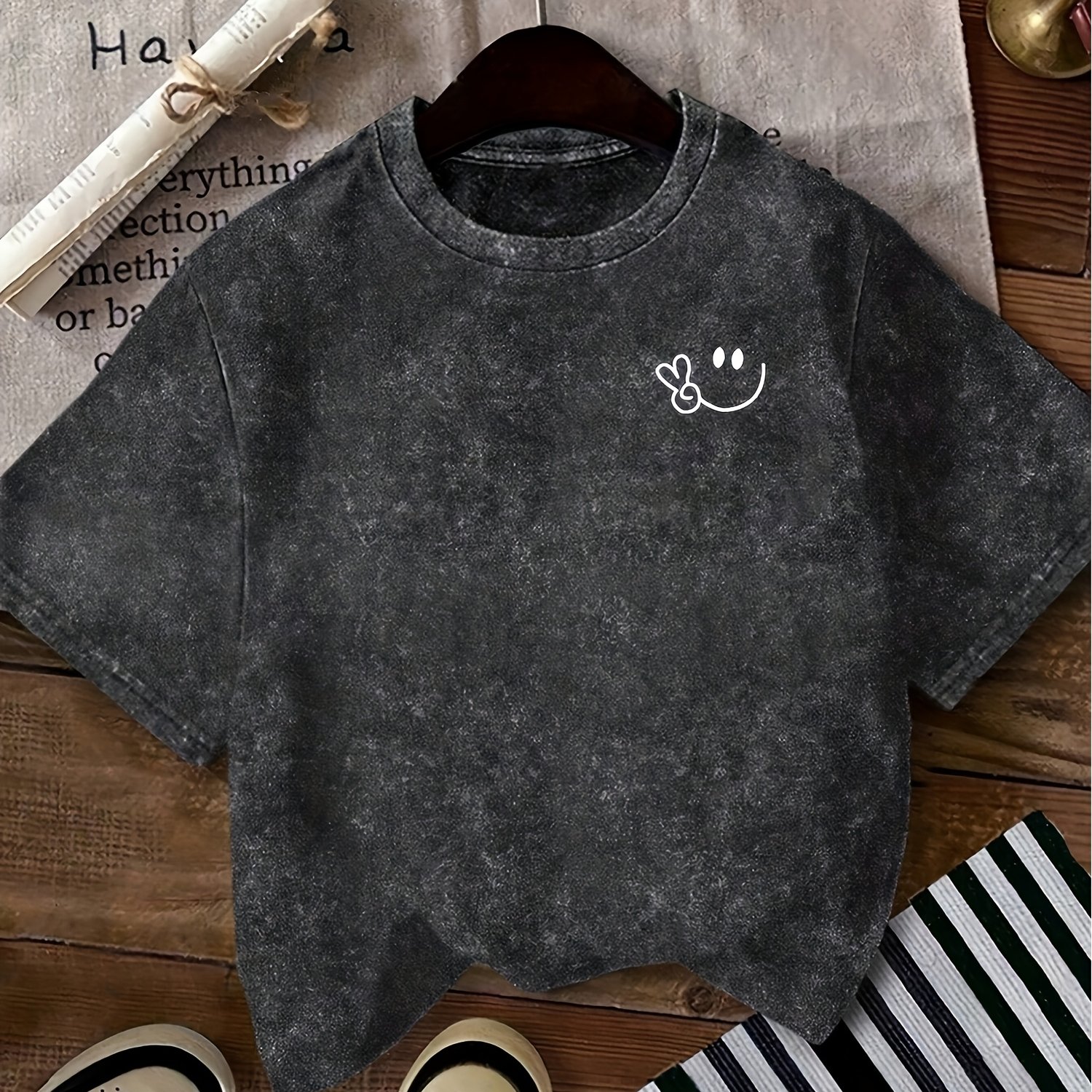 Image of Vintage Face Graphic T-shirt - Retro Print Round Neck Short Sleeve Casual Blouse Top, Machine Washable Suitable For - Casual Attire & Layering, -line